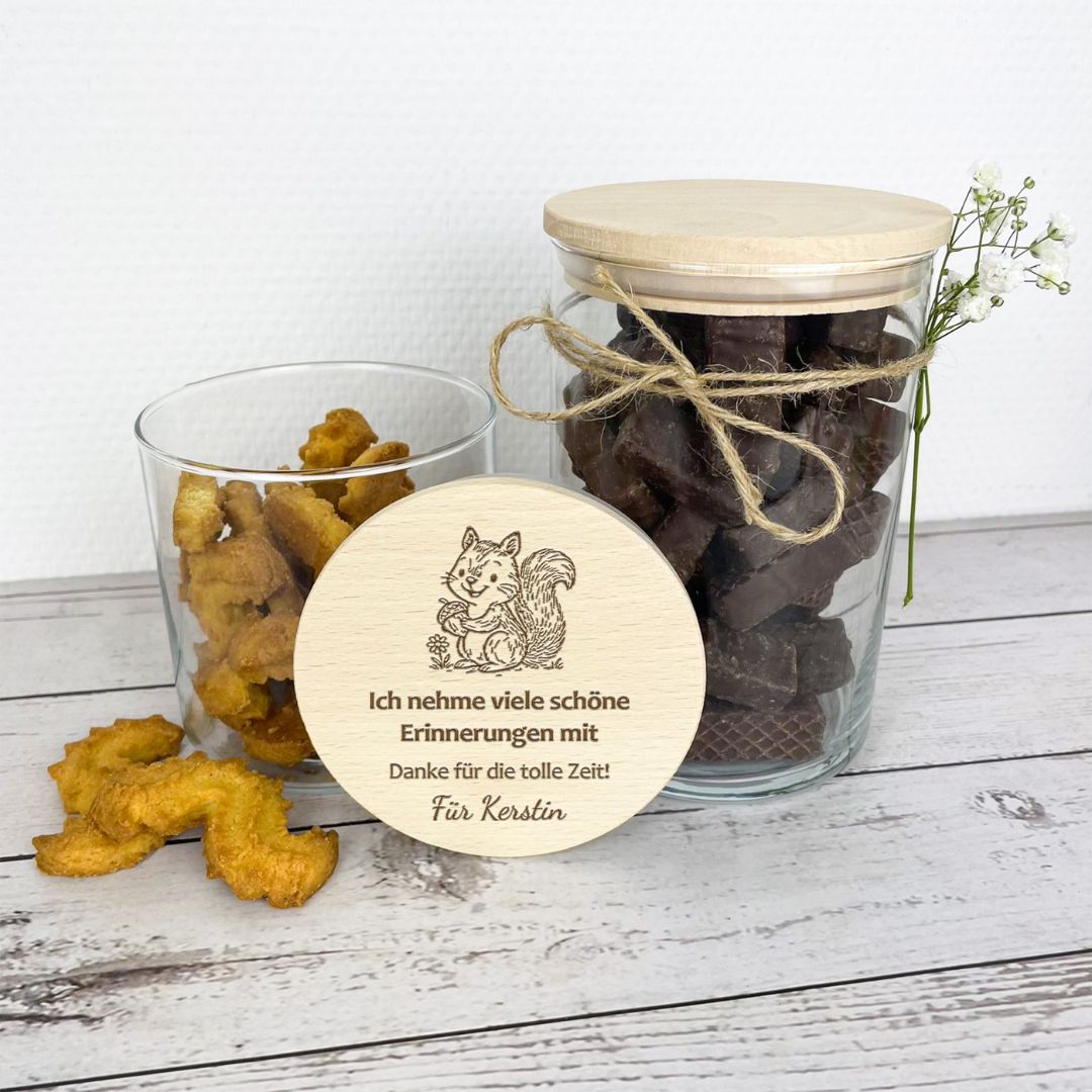 Zwei Vorratsgläser mit Gebäck, eines mit Gravur „Ich nehme viele schöne Erinnerungen mit“ und Eichhörnchen-Motiv – als Abschiedsgeschenk für Erzieherin