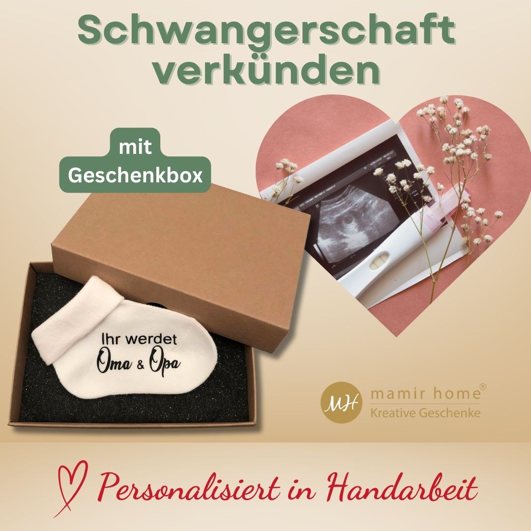 Info-Bild zur Schwangerschaftsverkündung mit Babysocken und Kuscheltieren