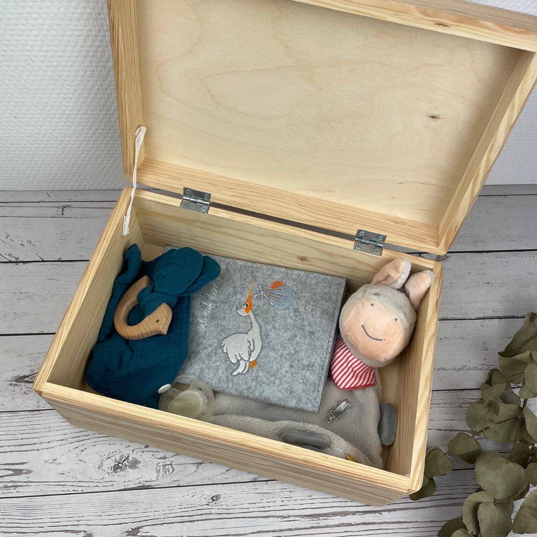 Kleine Erinnerungskiste Baby mit Kuscheltier Schnuller und Mutterpasshülle