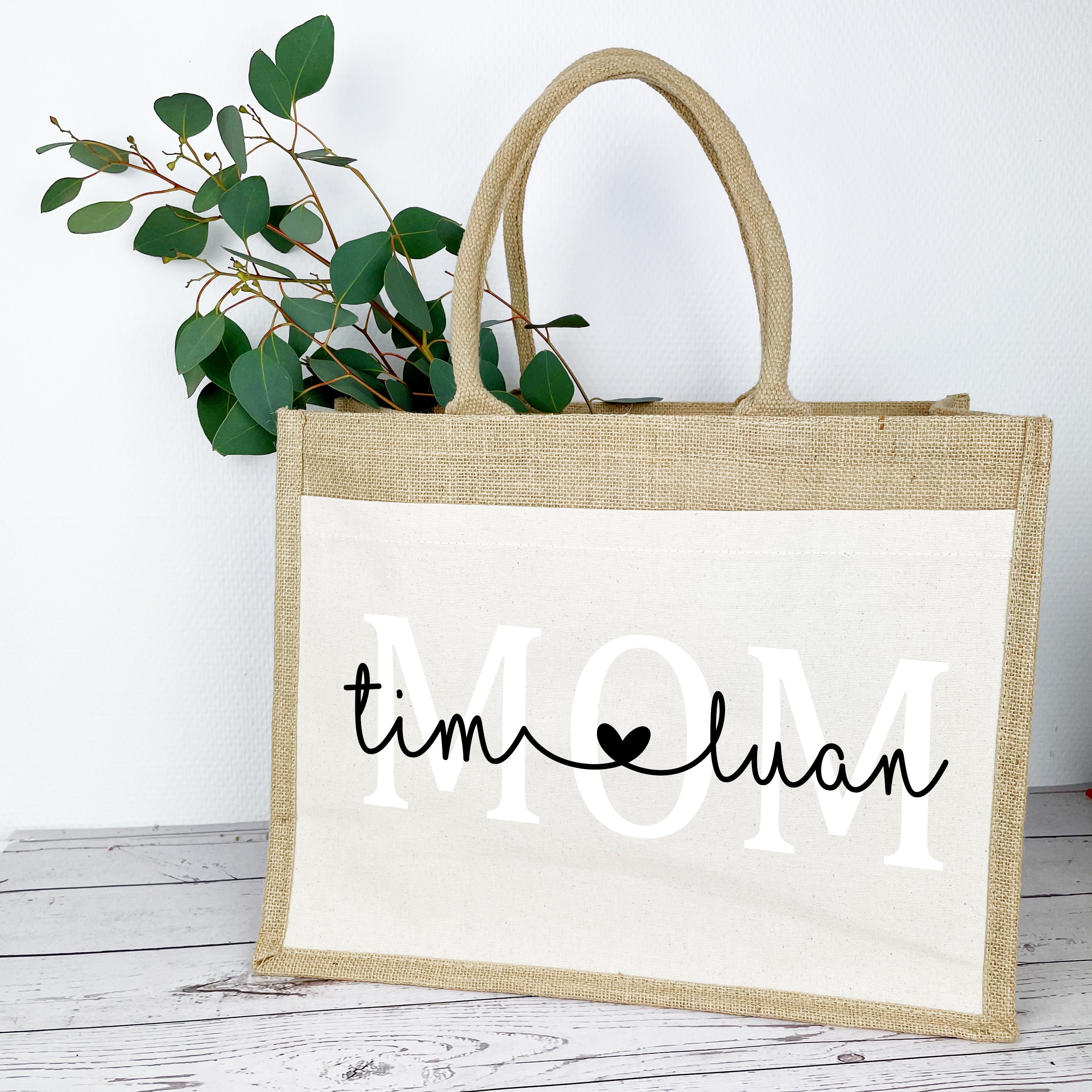 XL Jutetasche mit „MOM“ Schriftzug und verbundenen Kindernamen – individuelles Geschenk für Mütter aus Jute