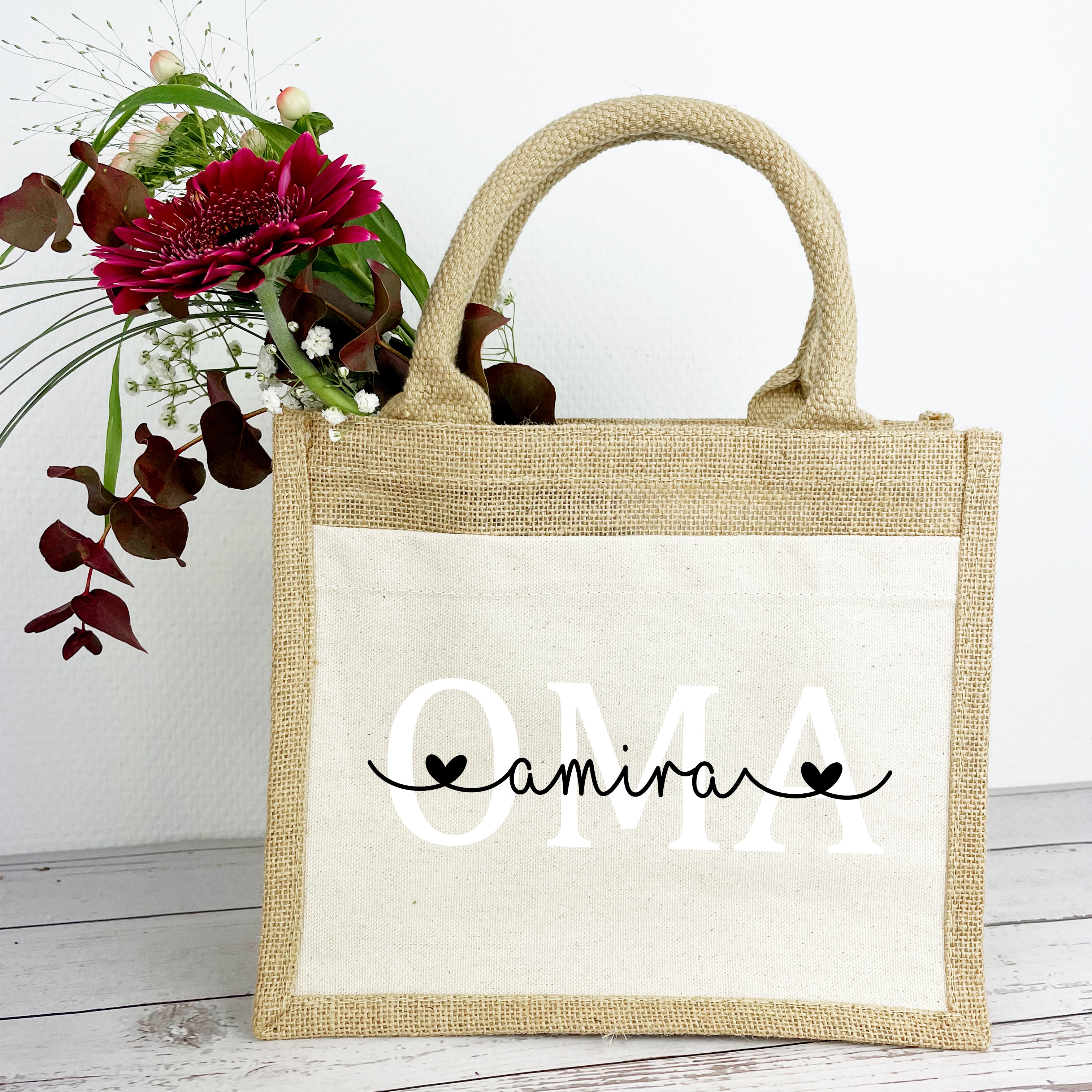 Kleine personalisierte Jutetasche für Oma mit „OMA“-Schriftzug und Namen – liebevolles Geschenk für Großmütter