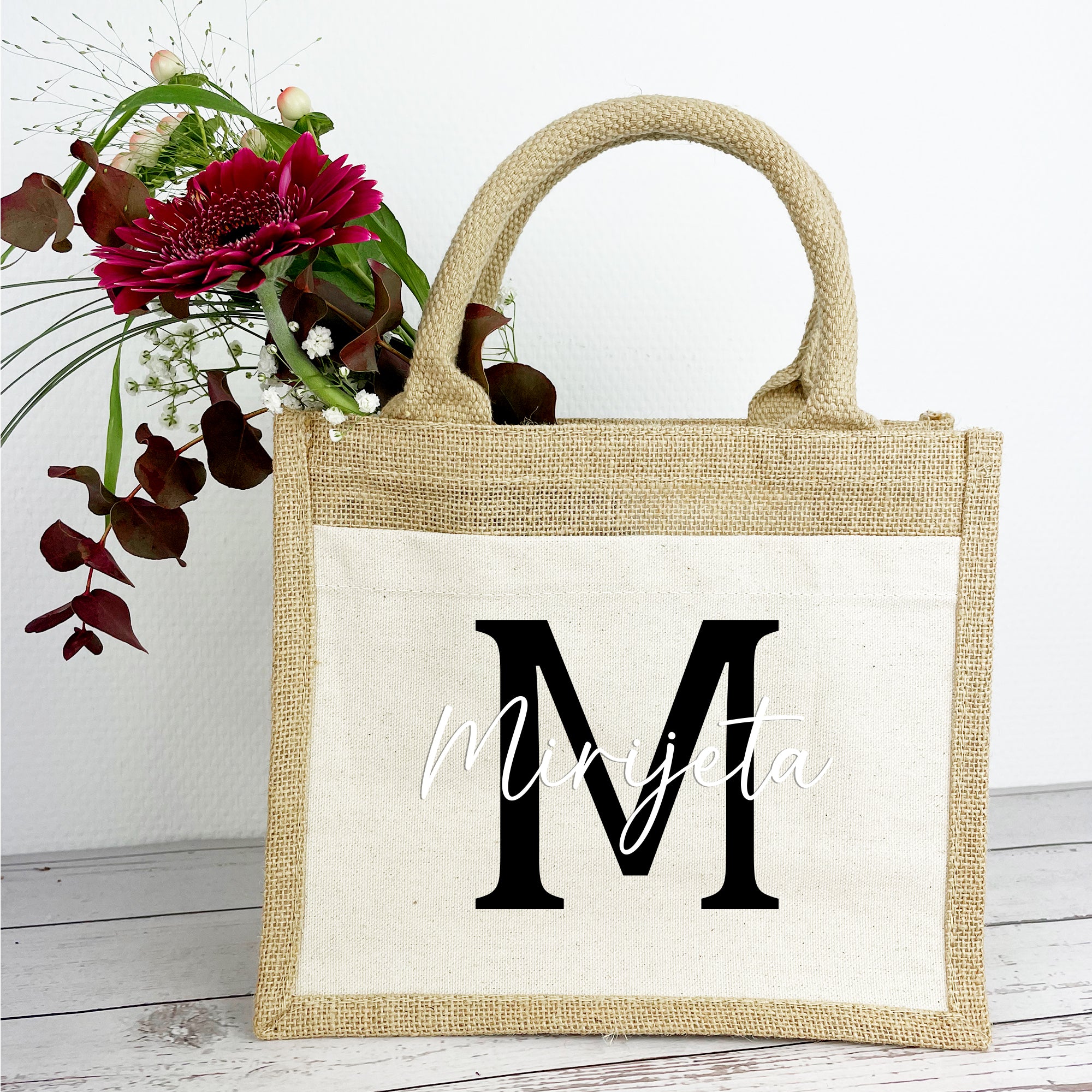 Jutetasche mit schwarzem Initial und Namen – schöne Geschenktasche mit Name