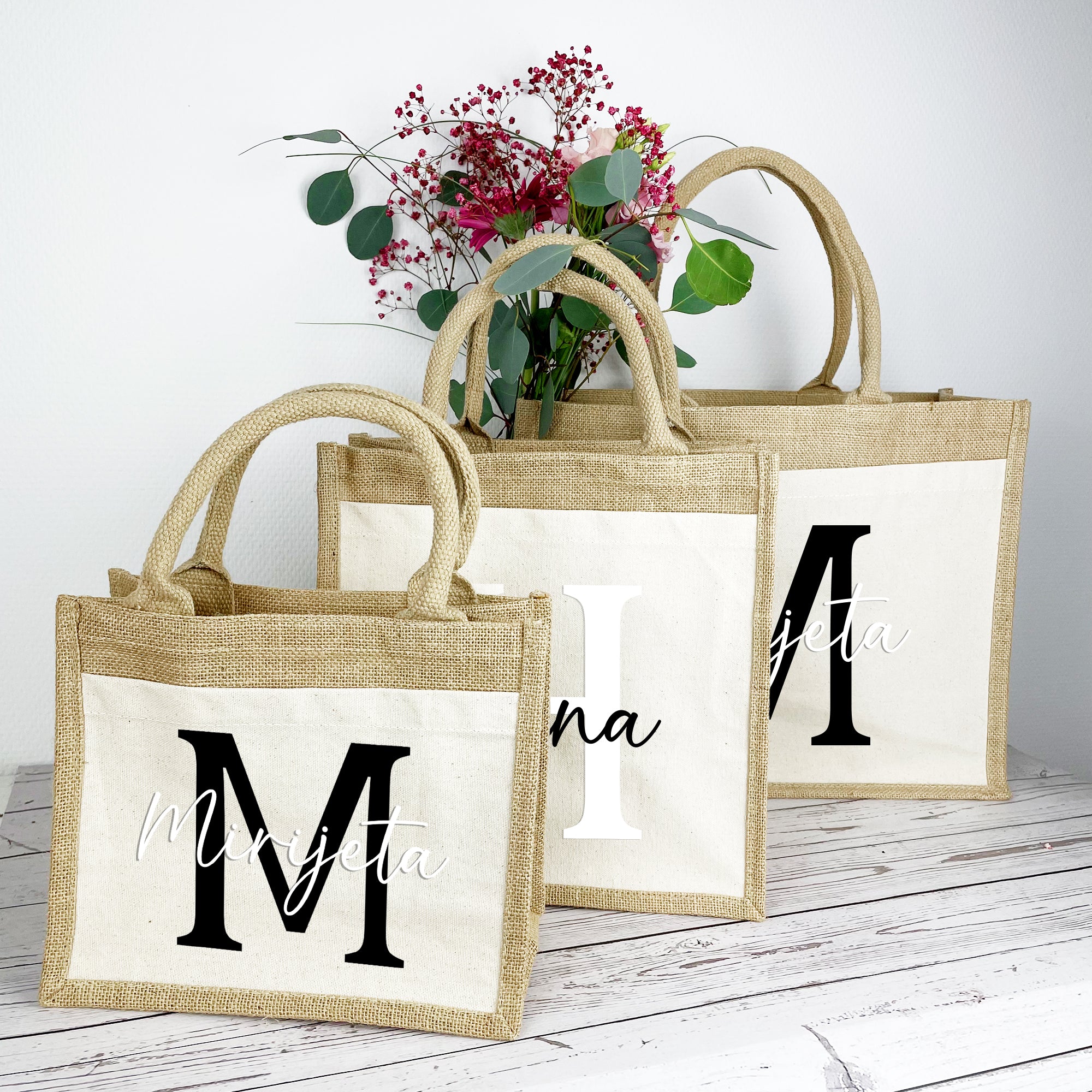 Drei personalisierte Jutetaschen mit Initial und Namen – in verschiedenen Größen als Geschenkset erhältlich.