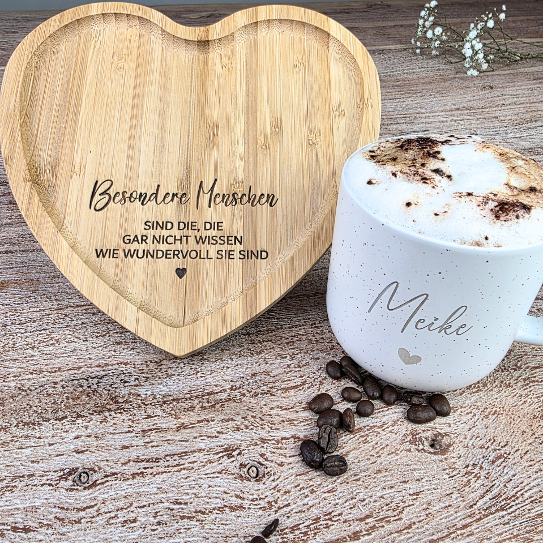 Kaffeebecher personalisiert mit Namensgravur und Herztablett als Geschenkidee für Frauen