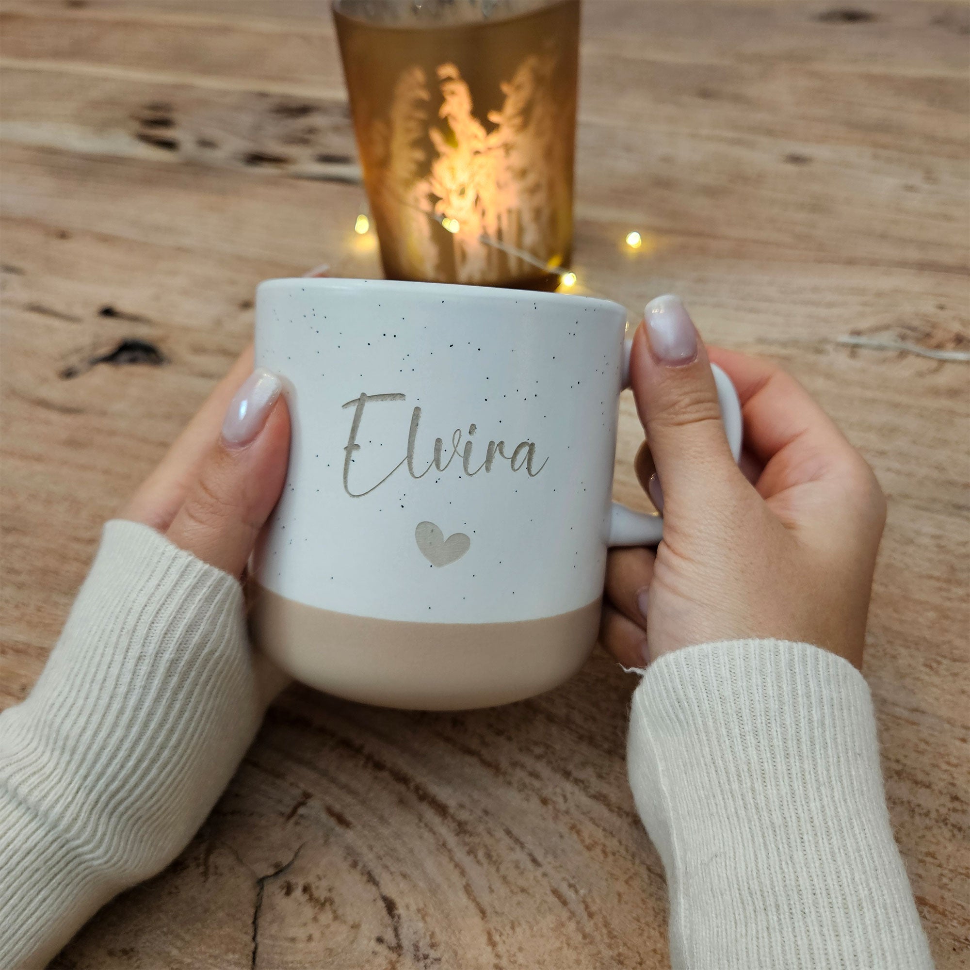 Personalisierte Tasse mit Namen Elvira und Herzgravur – ein liebevolles Geschenk mit individueller Note.