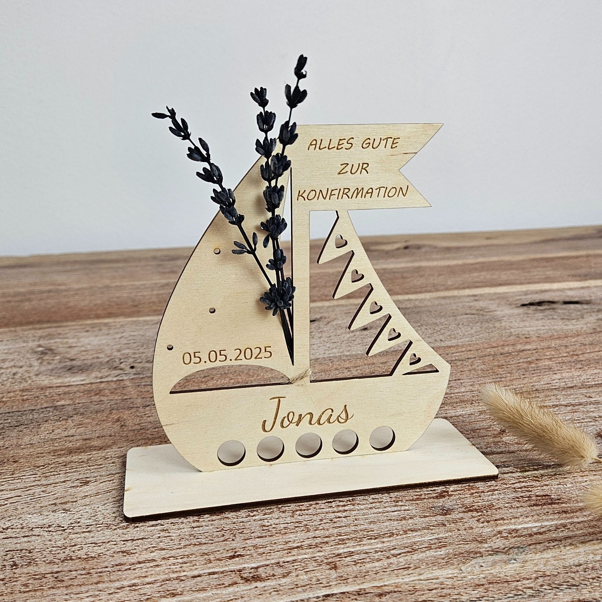 Personalisiertes Holzschiff mit Gravur Alles Gute zur Konfirmation auf Holztisch