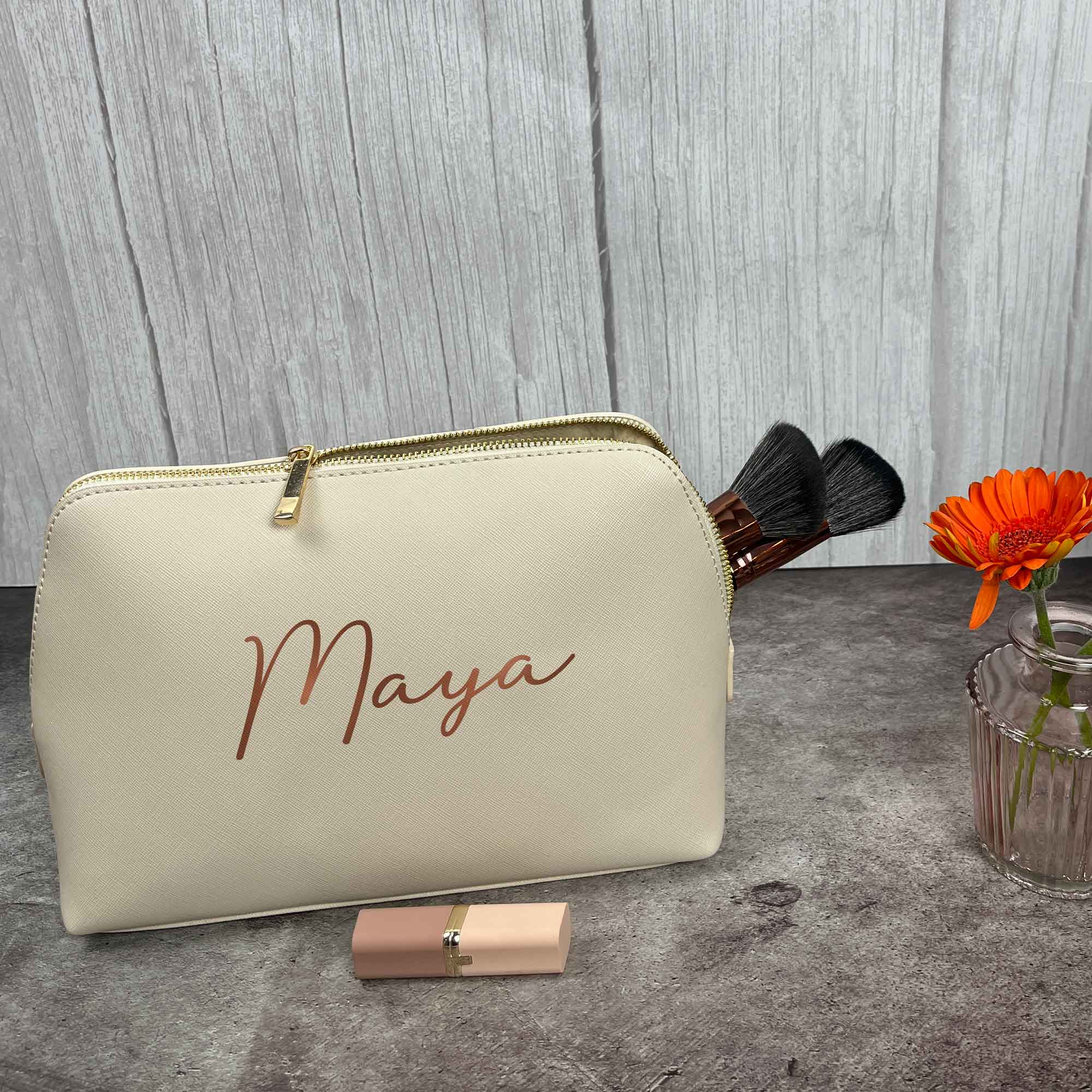 Große personalisierte Kosmetiktasche in Creme mit Name Maya und Make-up Pinseln