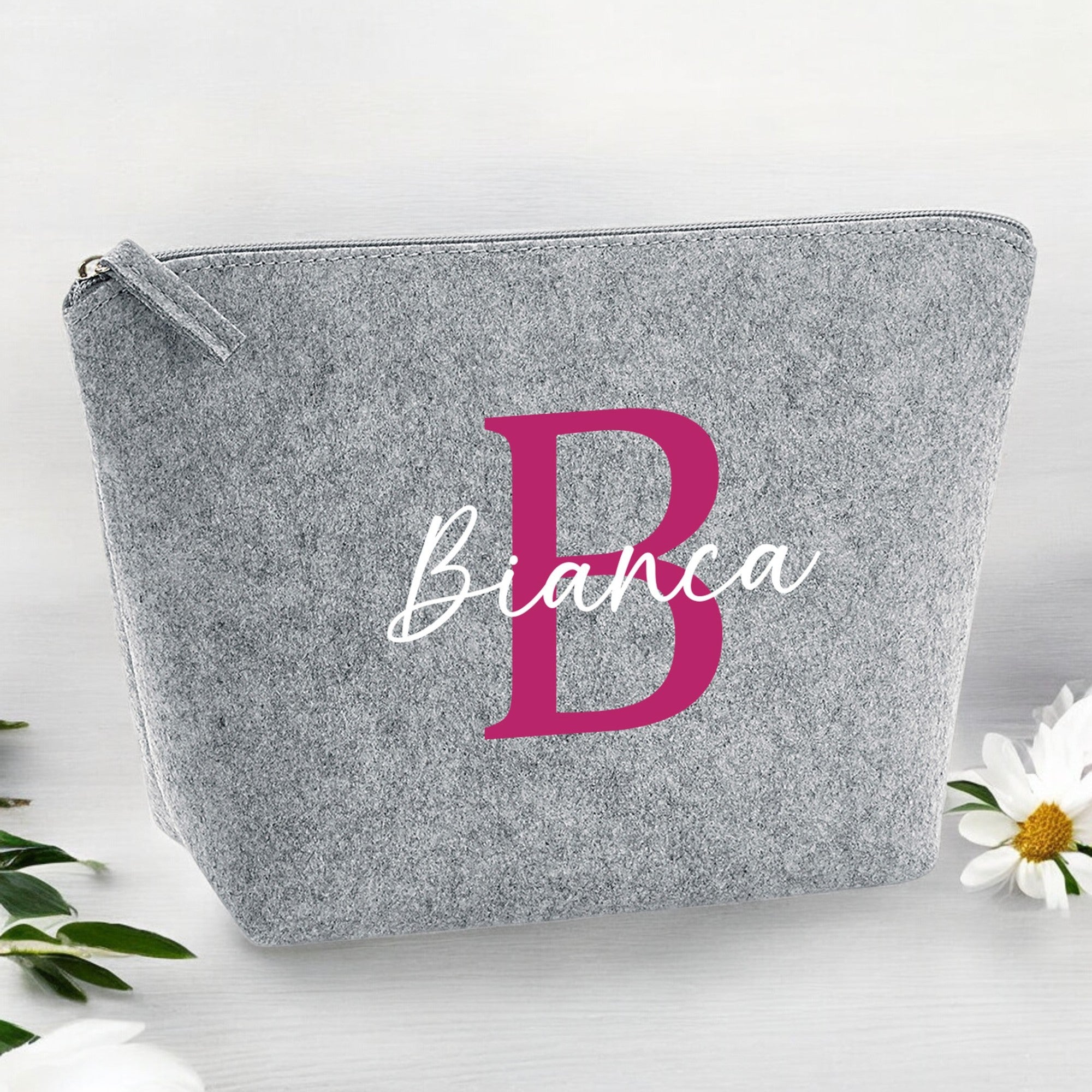 Große Filz-Kosmetiktasche in Grau mit Namen, Blume im Hintergrund – Geschenk für Frauen