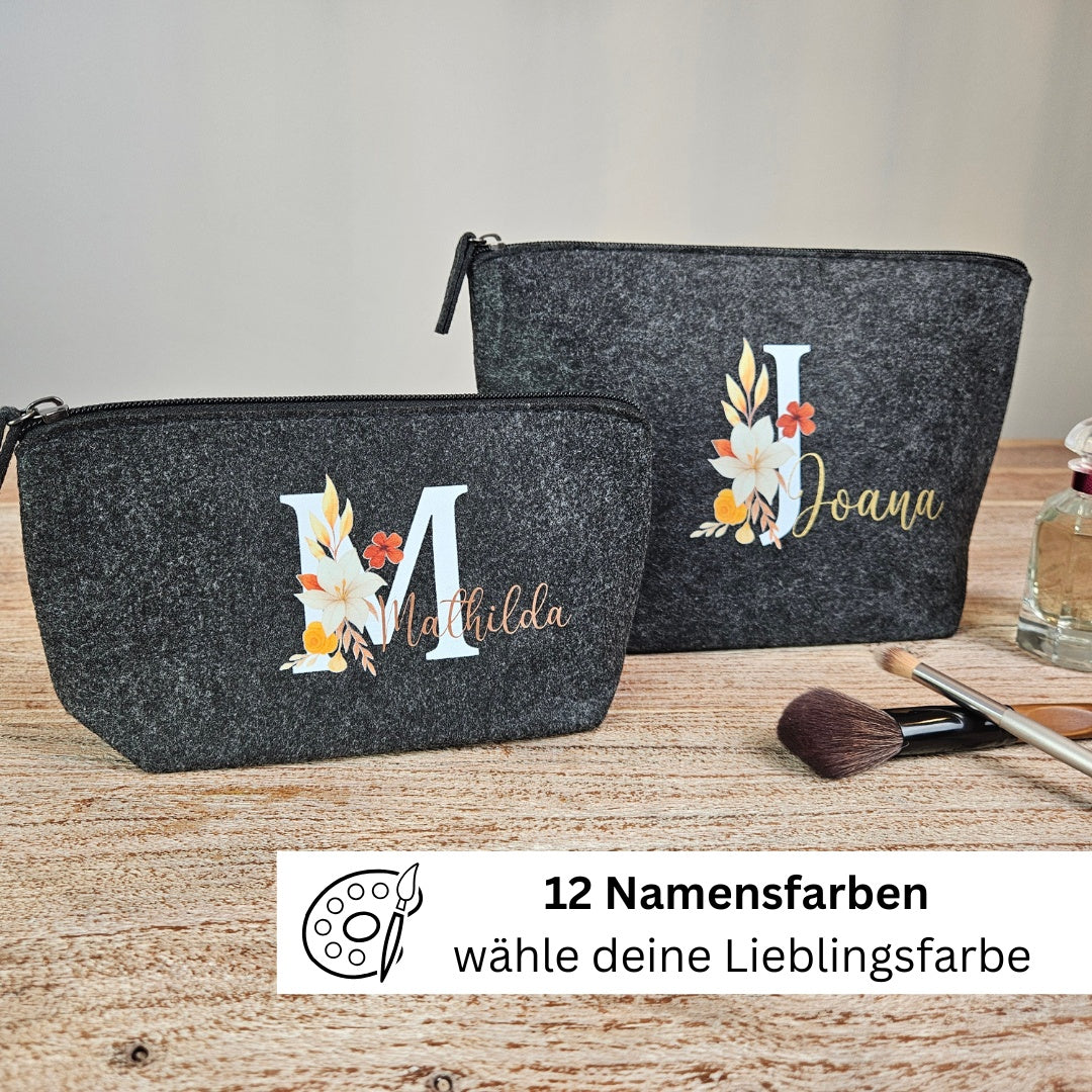 Zwei Kosmetiktaschen aus Filz mit Initial und personalisierten Namen in verschiedenen Druckfarben