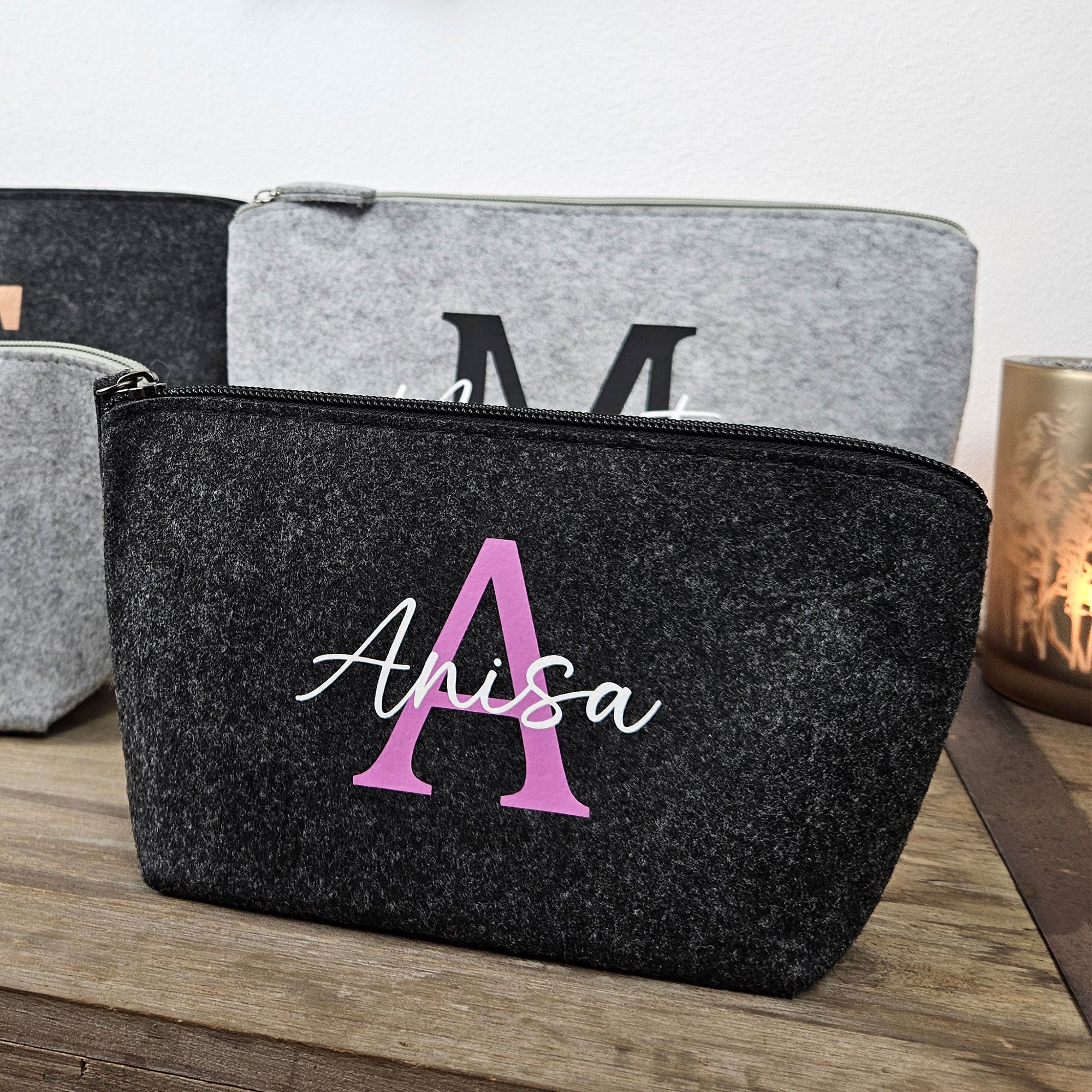 Personalisierter Kosmetikbeutel aus Filz mit Namen, perfekt als Geschenk für Frauen.