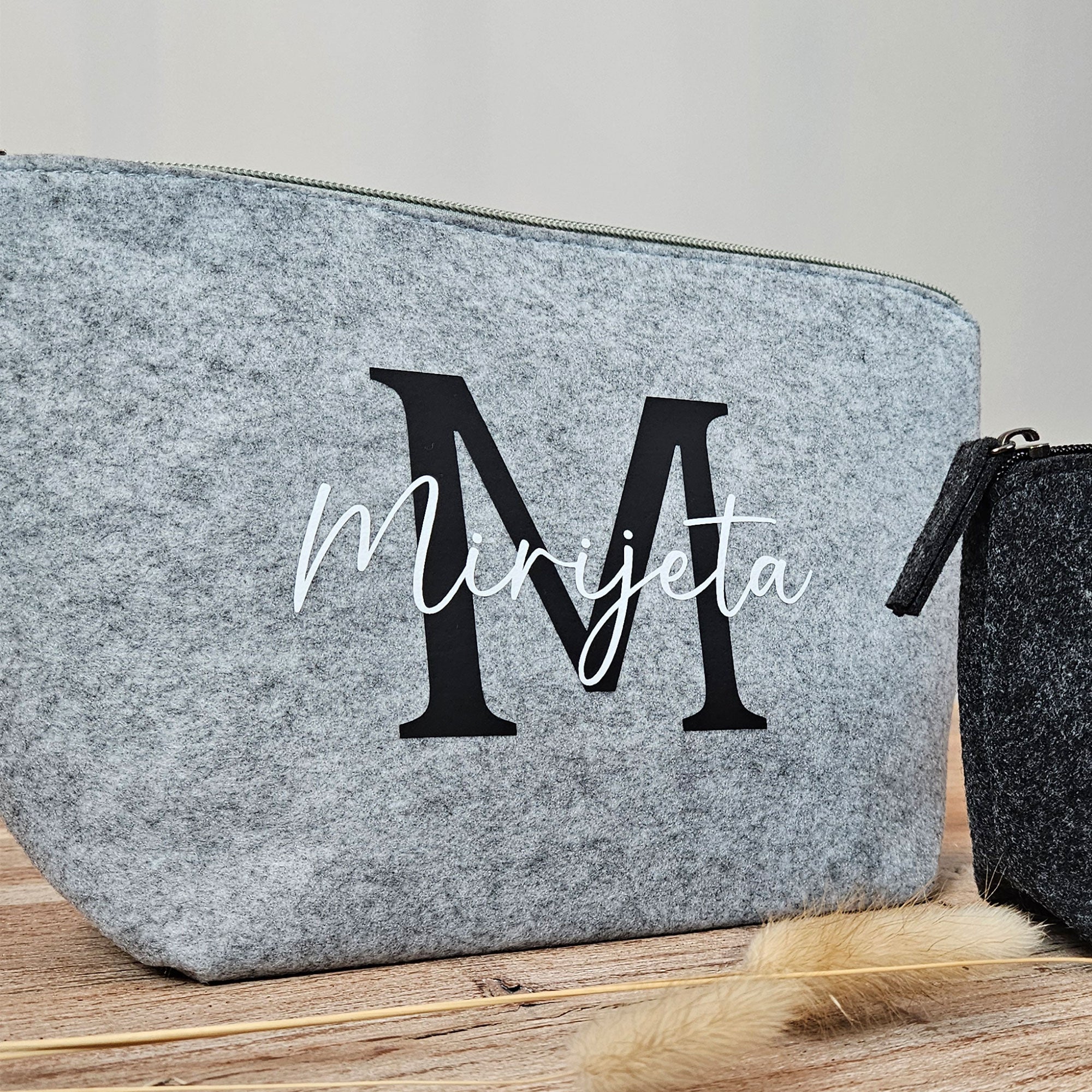 Große personalisierte Kosmetiktasche aus grauem Filz mit Namen – Geschenkidee für Frauen