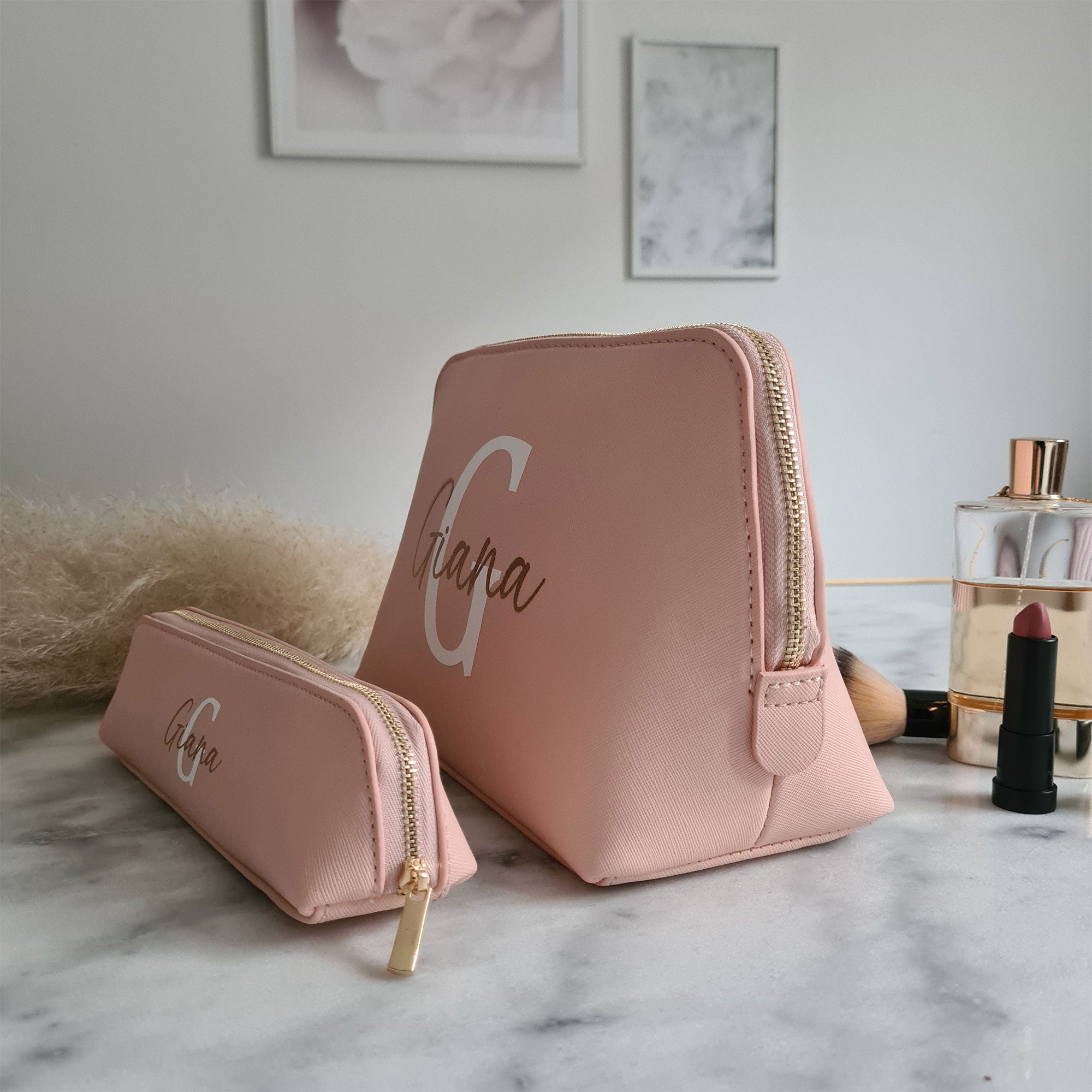 Kosmetiktasche personalisiert mit Initial & Name – Schminktasche & Kulturtasche Damen | Geschenk für Frauen mit Namen