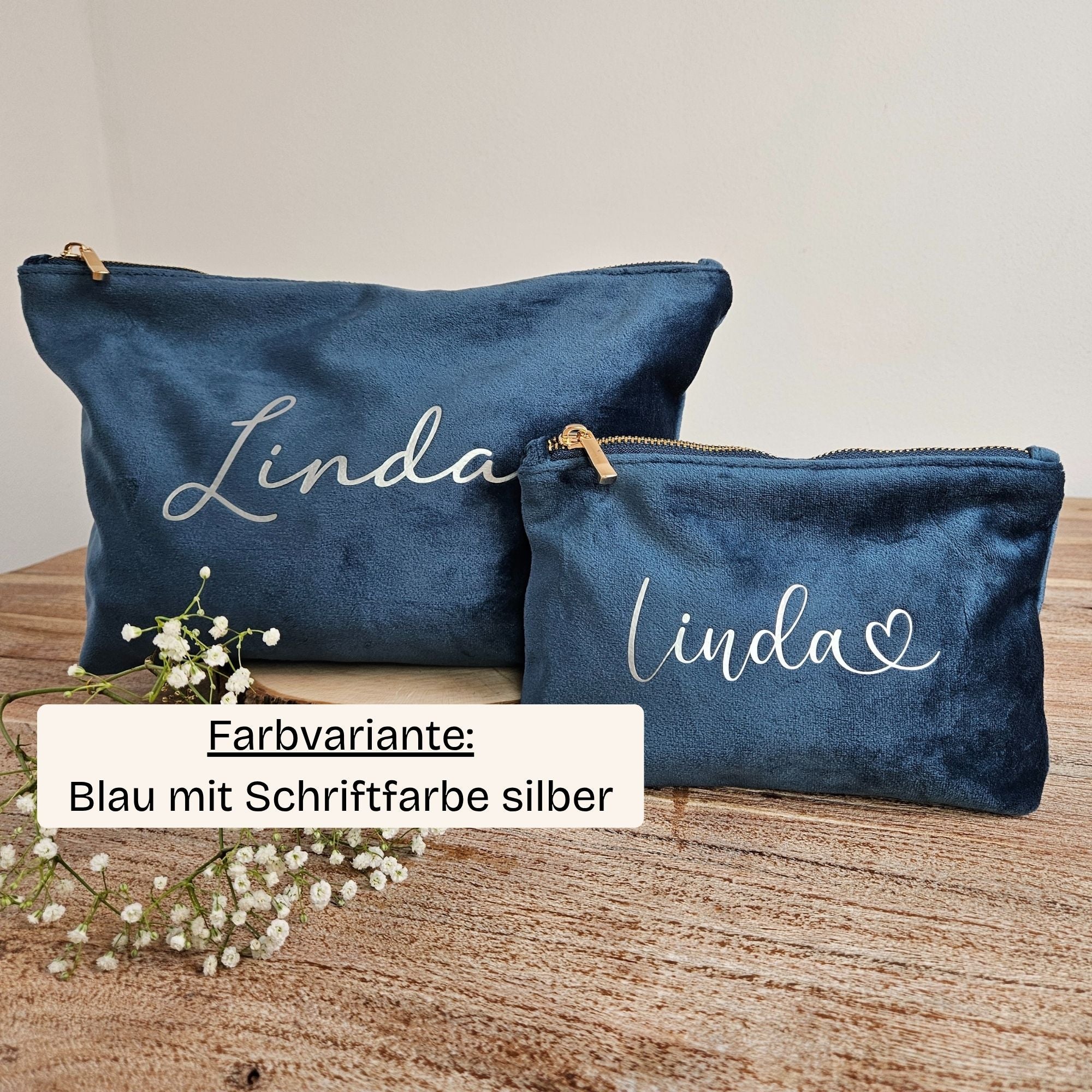 Personalisierte Samt-Kosmetiktaschen in Blau mit zwei Schriftarten – Schreibschrift und Schreibschrift mit Herz.