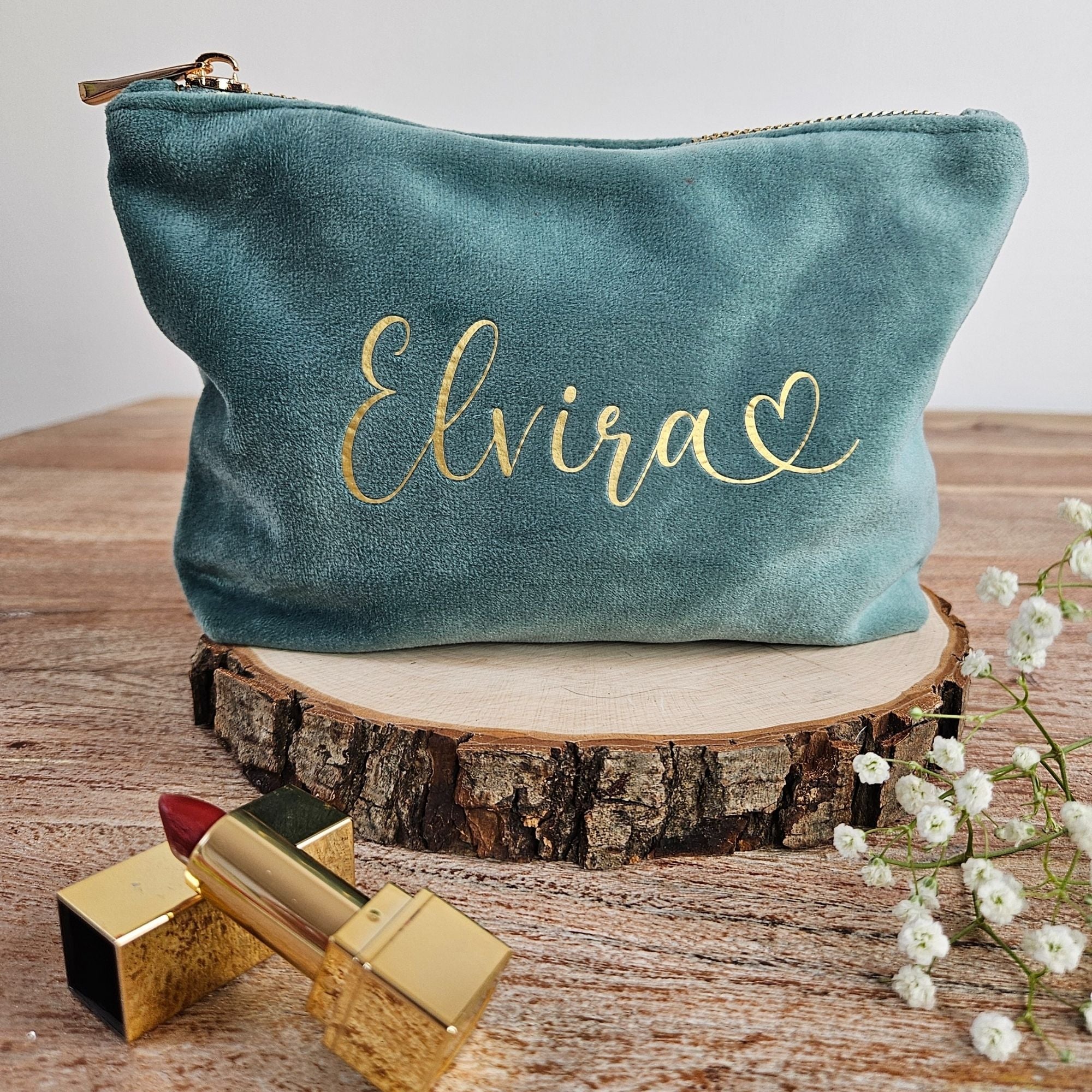 Kosmetiktasche aus jadegrünem Samt mit goldener Namensgravur Elvira – weiches, nachhaltiges Geschenk für Frauen.