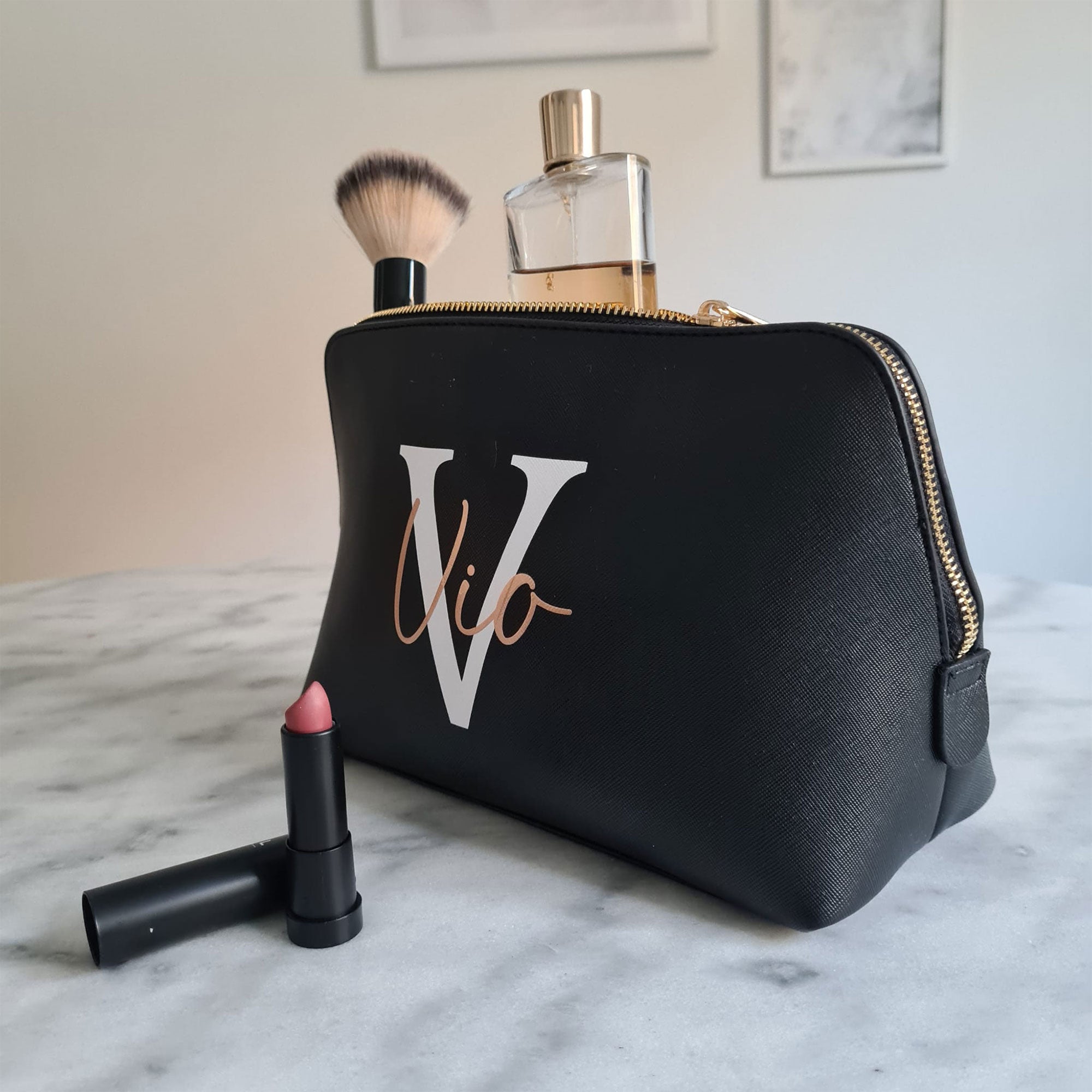 Kosmetiktasche personalisiert mit Initial & Name – Schminktasche & Kulturtasche Damen | Geschenk für Frauen mit Namen