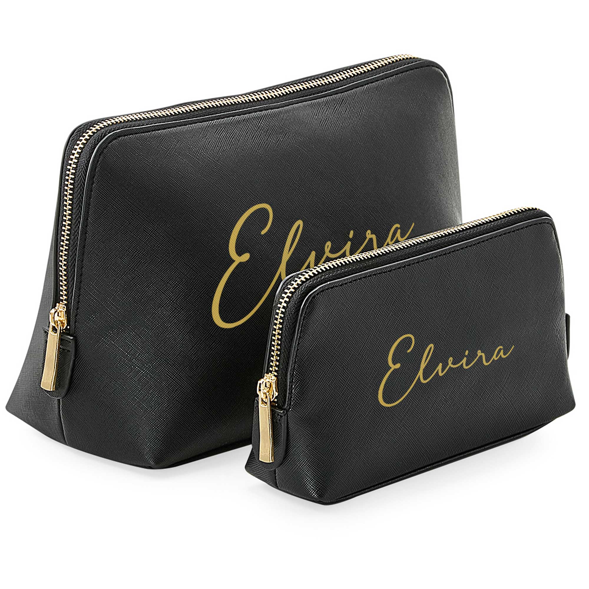 Zwei freigestellte schwarze Kosmetiktaschen mit goldenem Namen