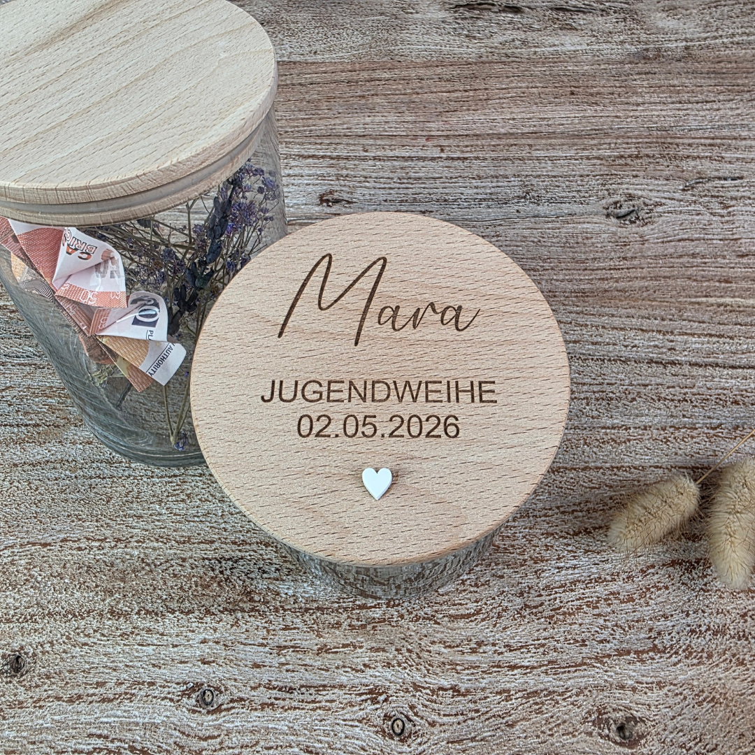 Kreatives Jugendweihe Geschenk mit Gravur auf Holzdeckel, Glas dekoriert mit Trockenblumen und Geldscheinen