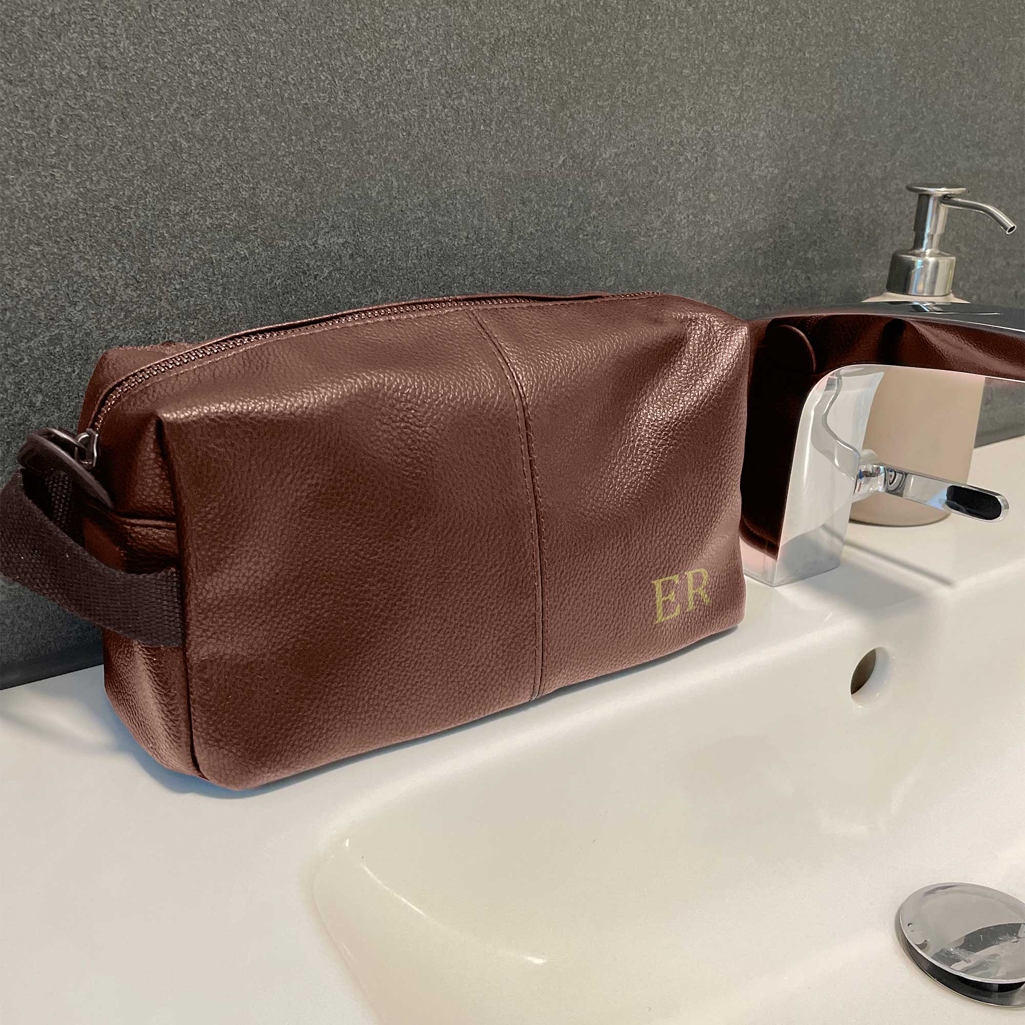 Kulturbeutel Herren mit Namen personalisiert | Kulturtasche Männer Geschenk | Kulturbeutel personalisiert Männer Braun Schwarz