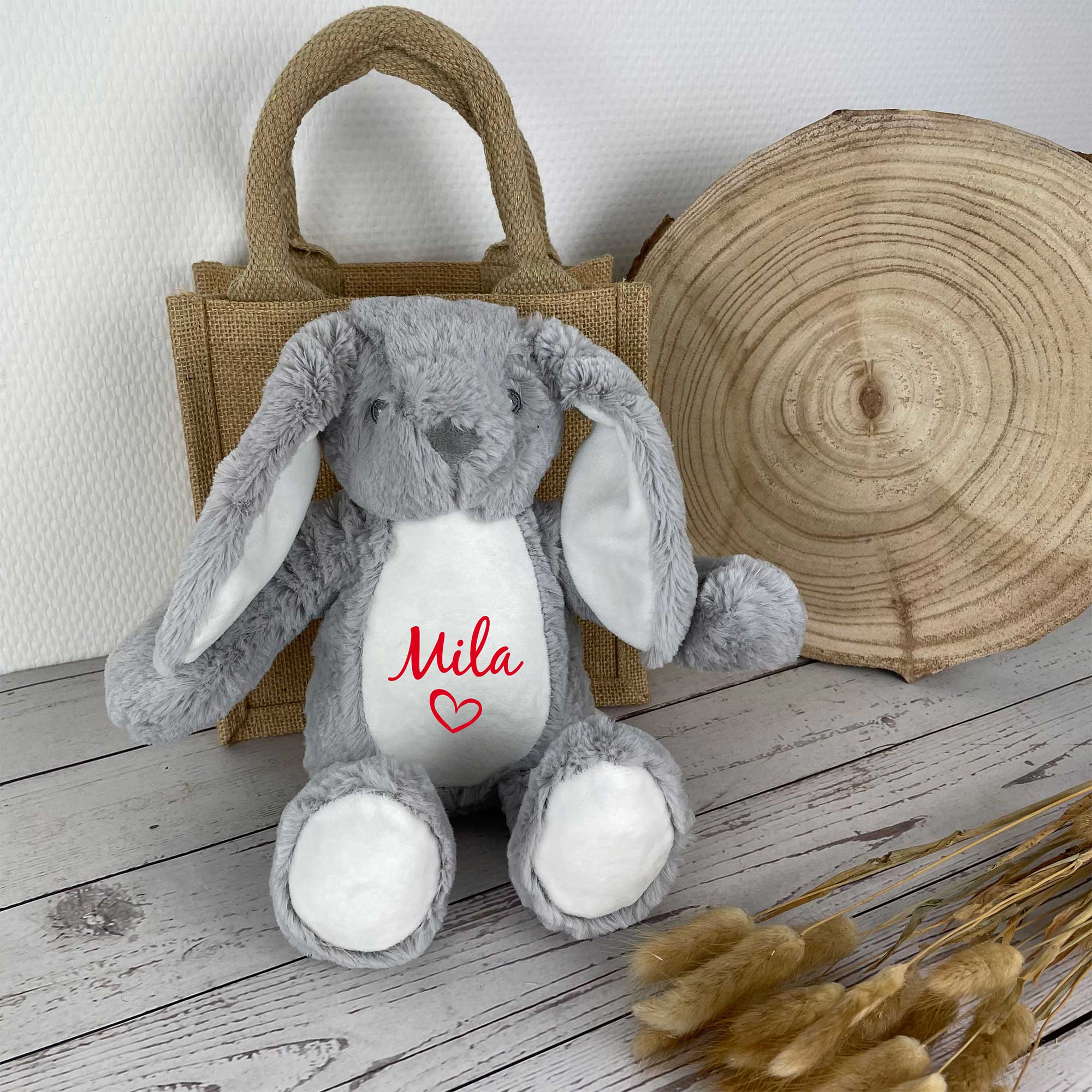 Personalisierter Hase mit Namen Mila in Rot – emotionales Geschenk zur Geburt