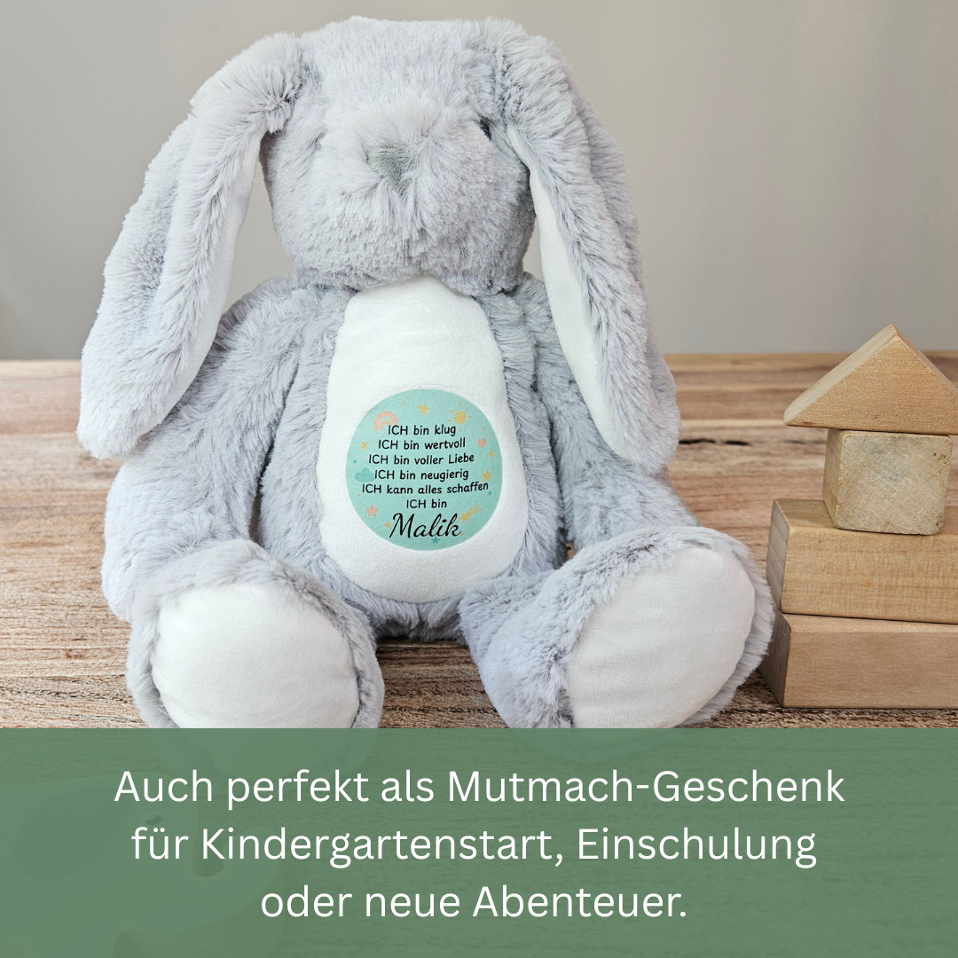 Detailaufnahme: Kuschelhase mit mintfarbenem Aufdruck und Name „Malik“ – Geschenk zur Geburt oder für Kinder.