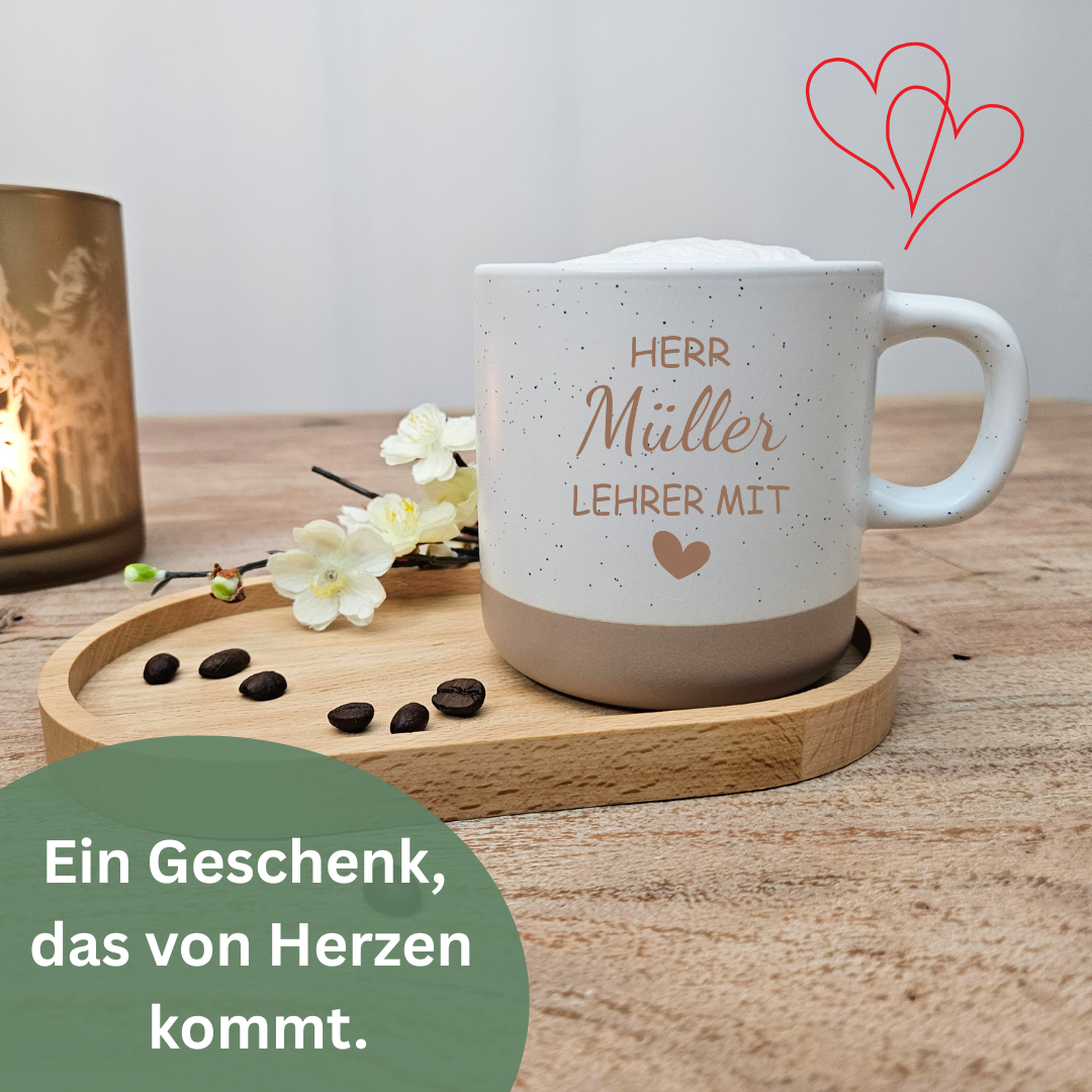 Geschenk für Lehrer zum Schulabschluss mit personalisierter Tasse und Herzgravur