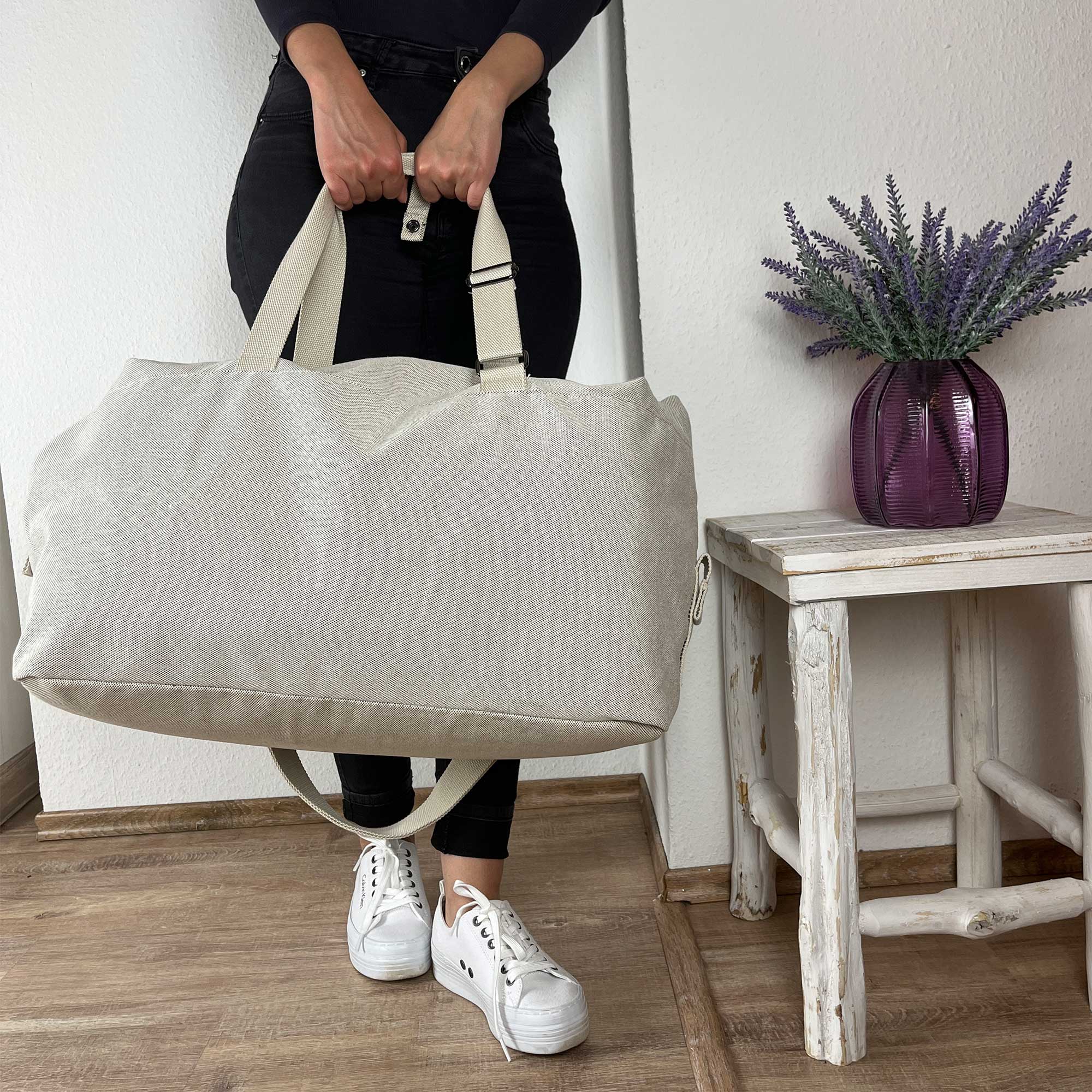 Frau mit Mom Bag – perfekte Tasche für Klinik, Wickelzeit oder Reisen