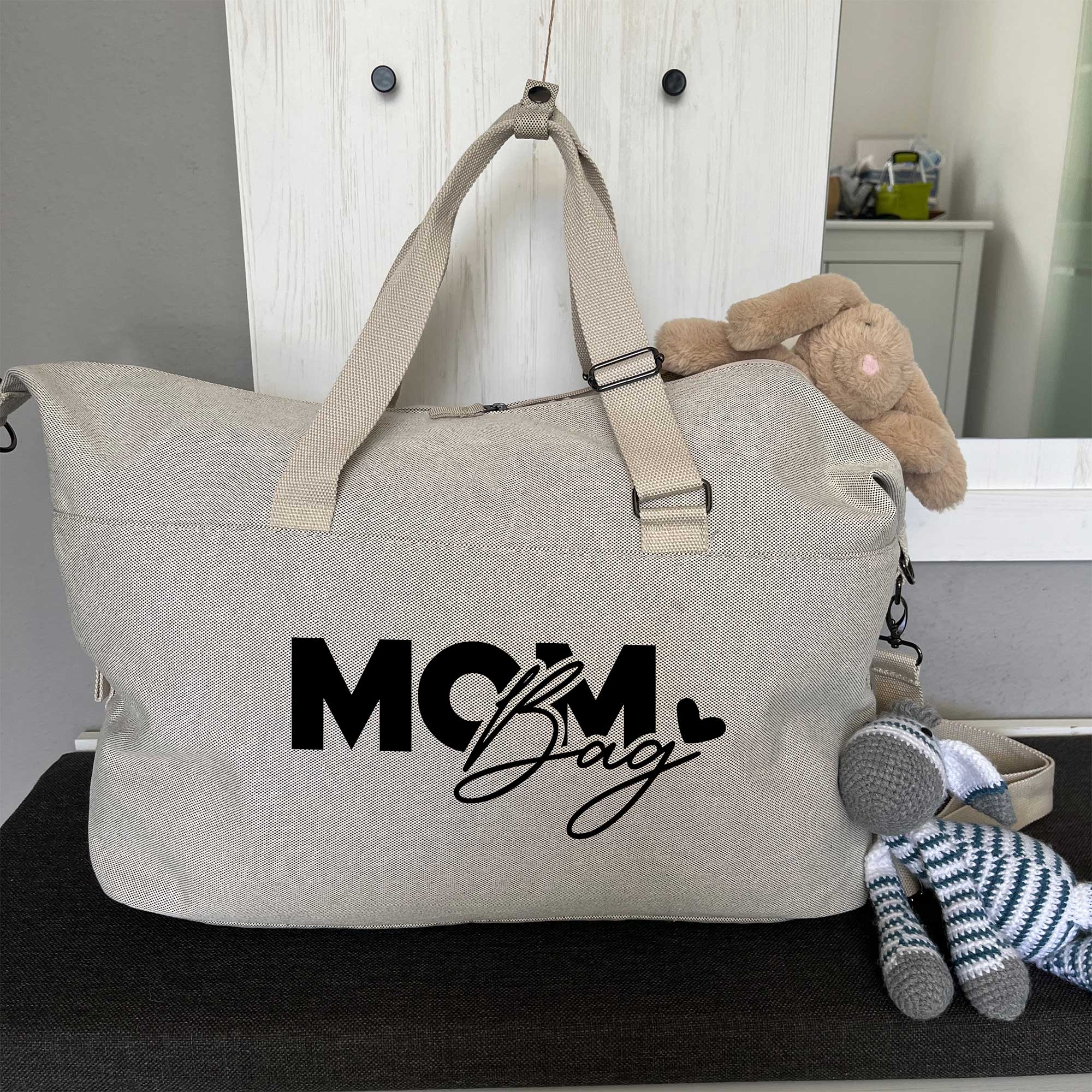 Mom Bag in Sandfarben an Garderobe – personalisierte Wickeltasche mit Name