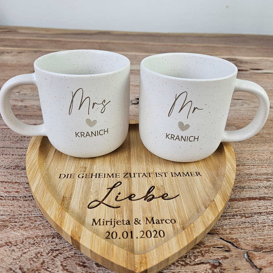 Hochzeitsgeschenk personalisiert – Mr & Mrs Tassen mit Namen & Herz-Tablett | Geschenk für das Brautpaar | Steingut Tasse Neutral