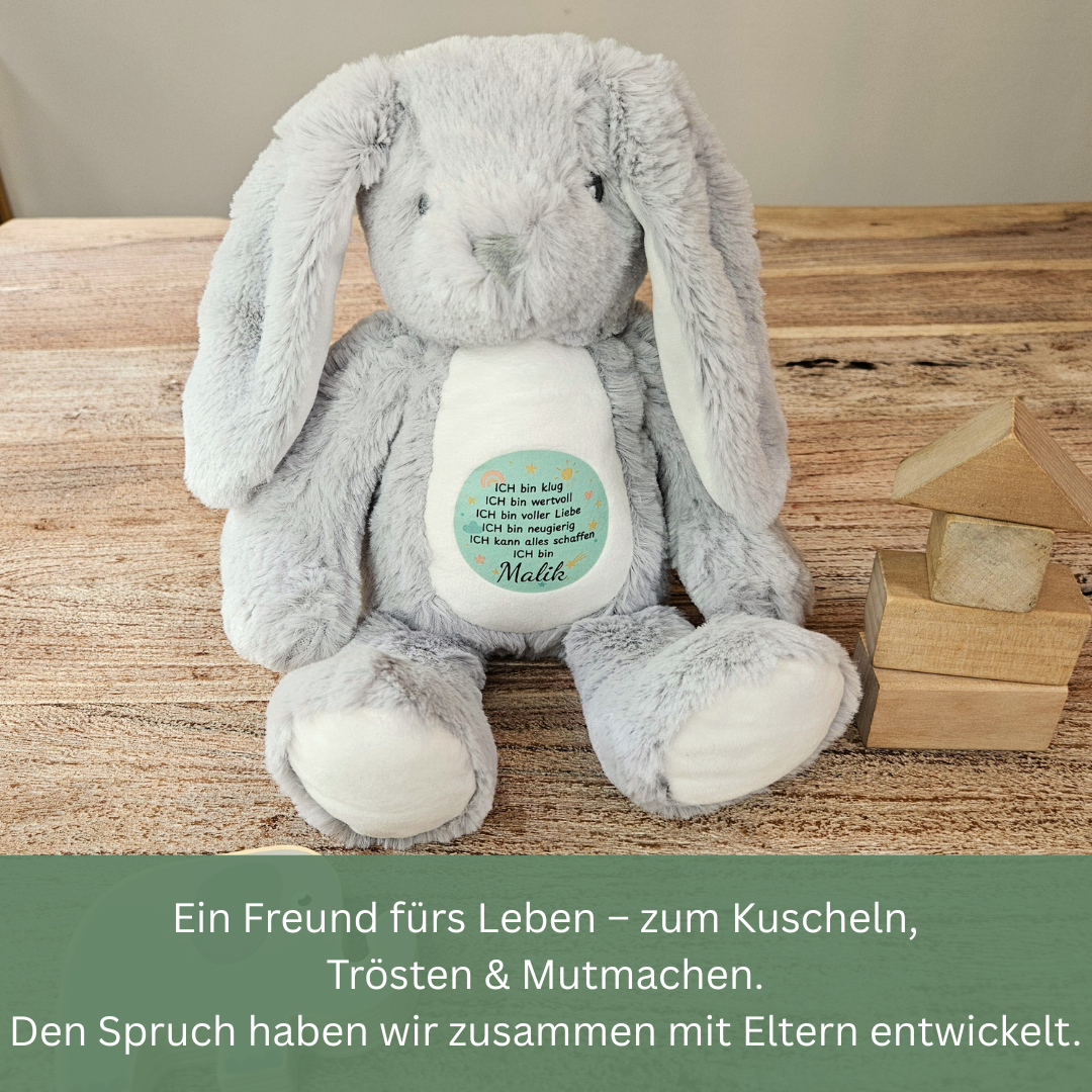 Kuscheltier mit mintfarbener Affirmation und Name „Malik“ – liebevoller Begleiter für Kinder, handbedruckt.
