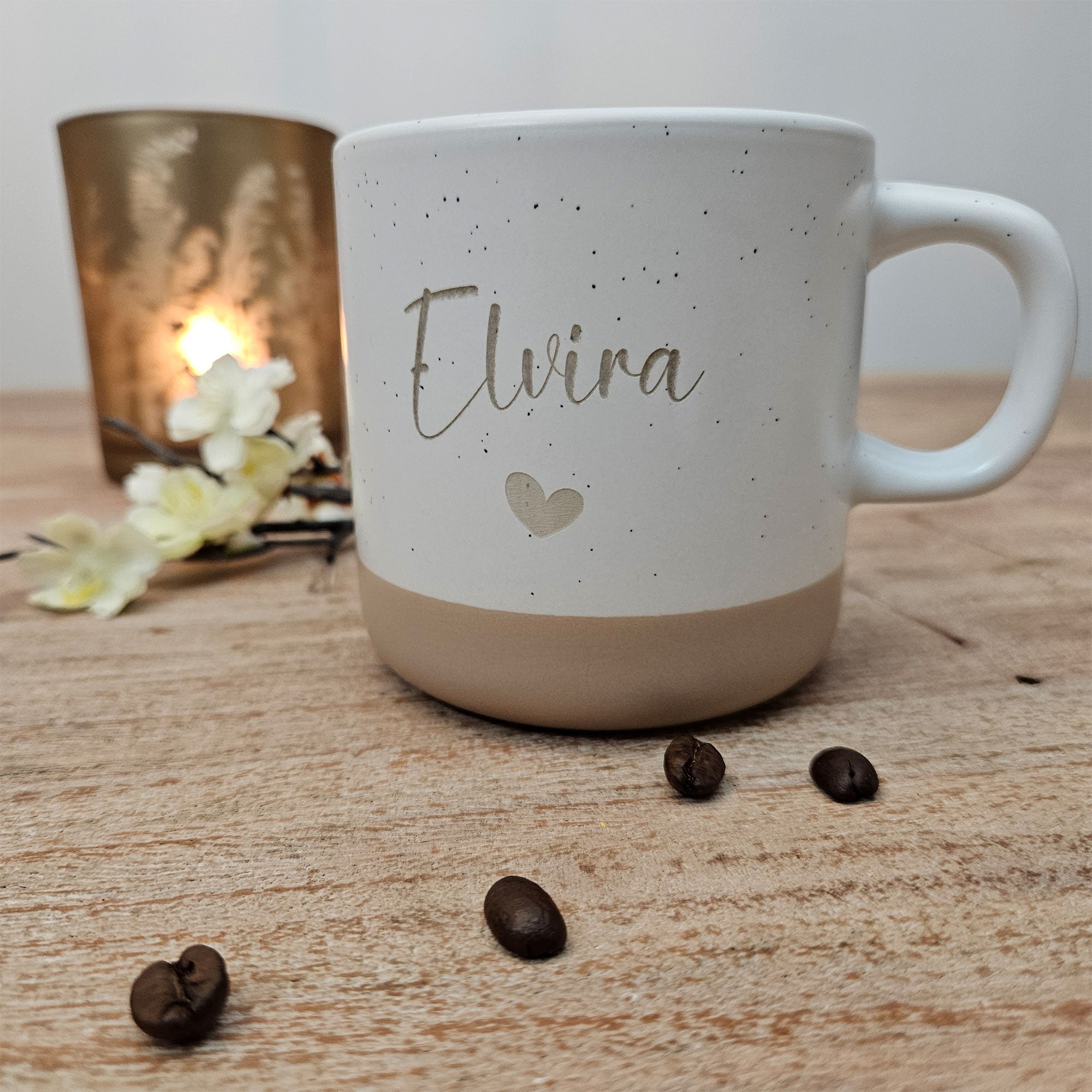 Keramiktasse mit Name Elvira und Herz – stilvolles Design trifft auf persönliche Gravur.