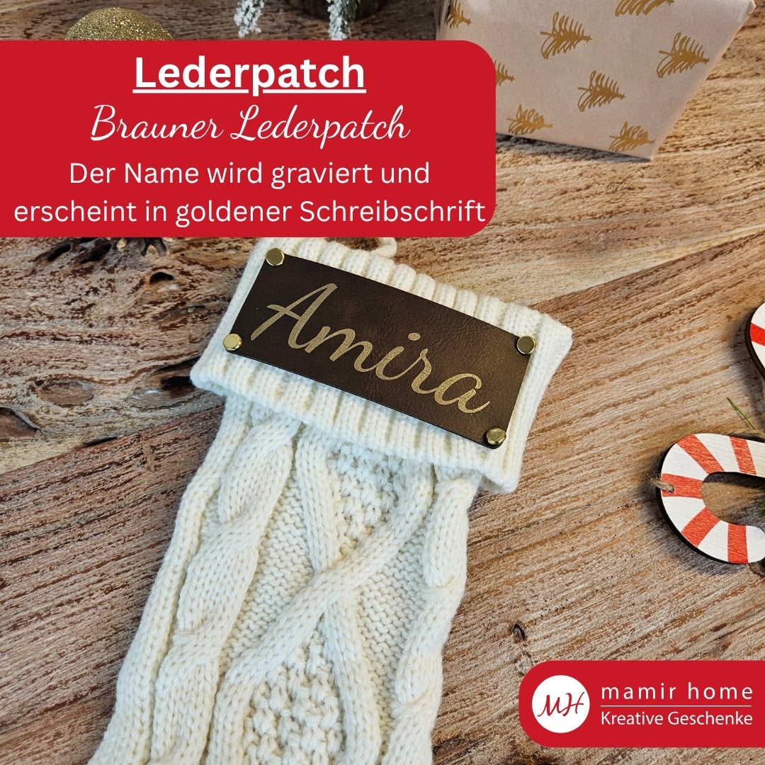 Cremefarbene Nikolaussocke mit graviertem braunen Lederpatch und goldener Namensgravur