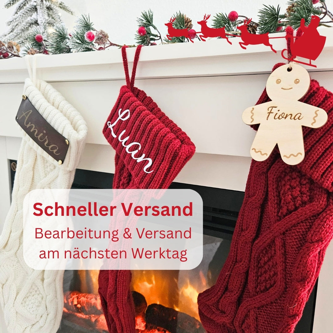 Drei Nikolaussocken mit verschiedenen Personalisierungen vor Kamin, Hinweis auf schnellen Versand