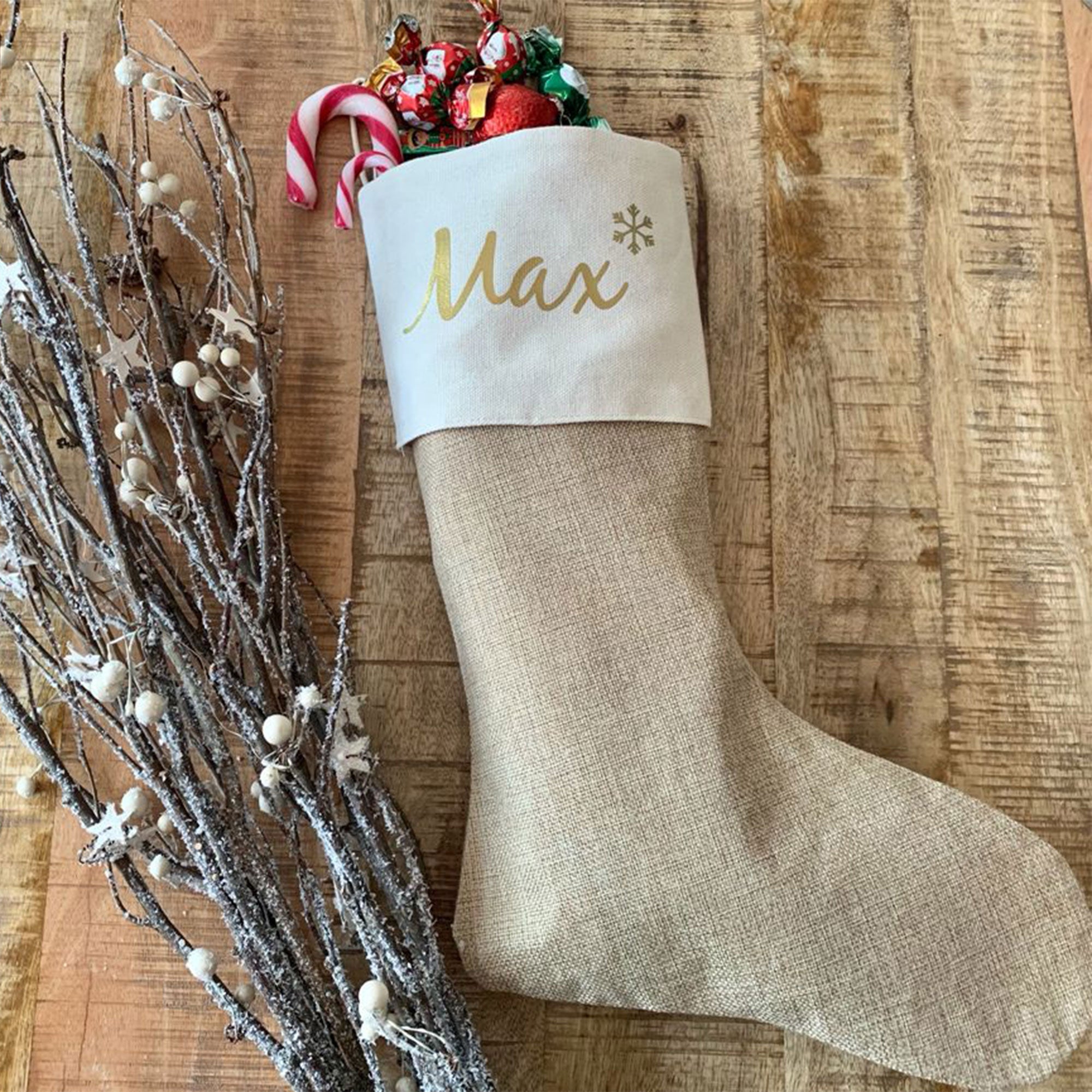 Nikolausstrumpf mit Name Max, aus Jute und Baumwolle, gefüllt mit Geschenken, dekoriert mit Winterästen