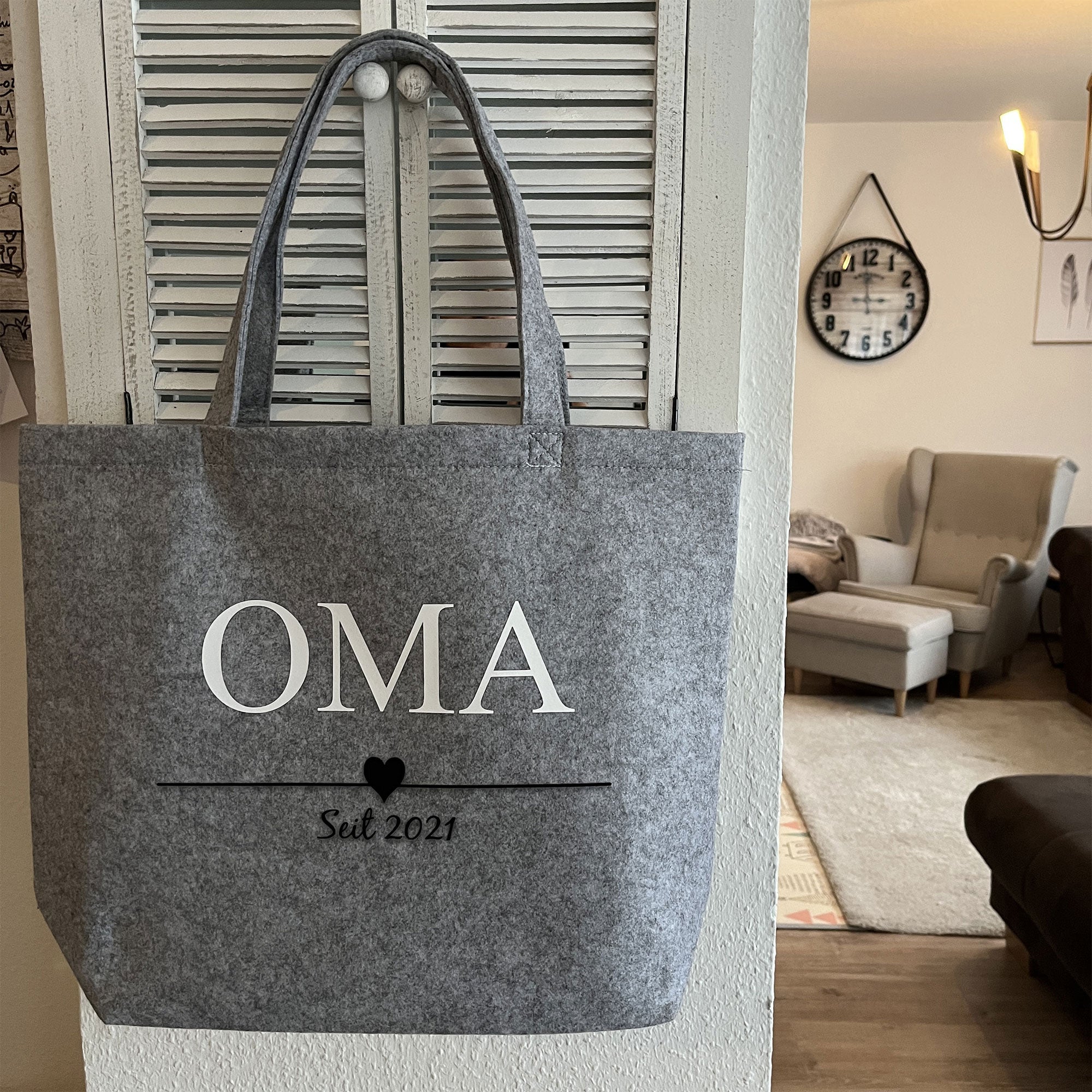 Personalisierte OMA Filztasche im Wohnraum – XL Tasche mit Jahreszahl als Geschenk.