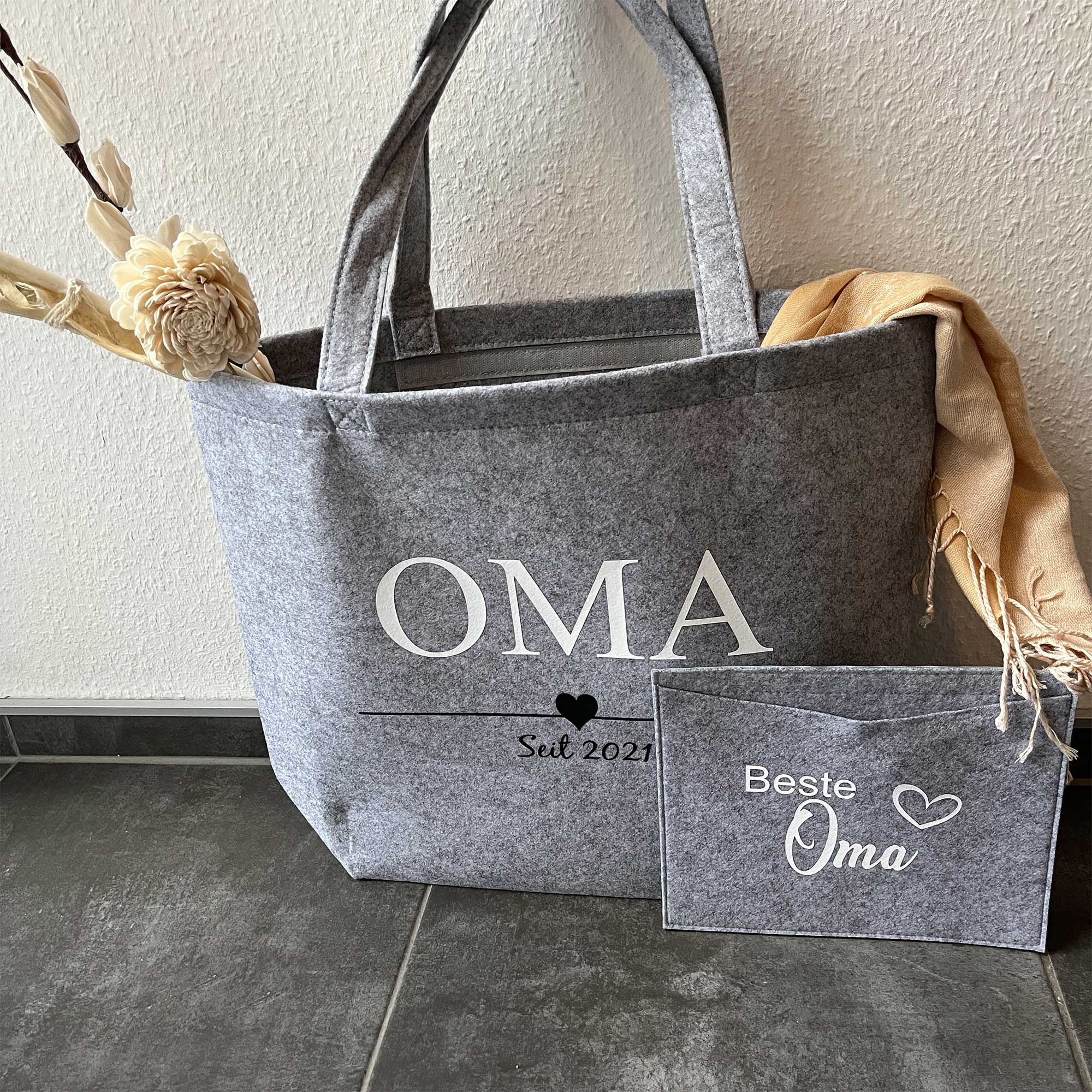 Große graue Filztasche mit OMA-Aufdruck und Jahreszahl – personalisiertes Geschenk für Oma.