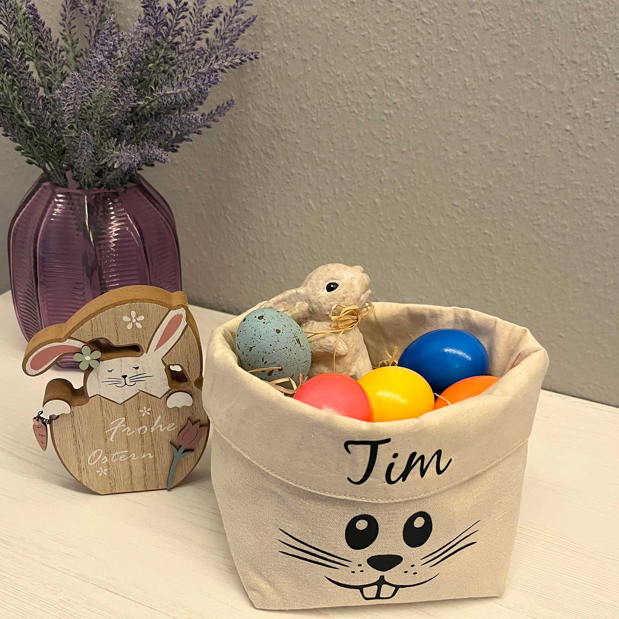 Osterkorb mit Name und Deko – bunte Ostereier