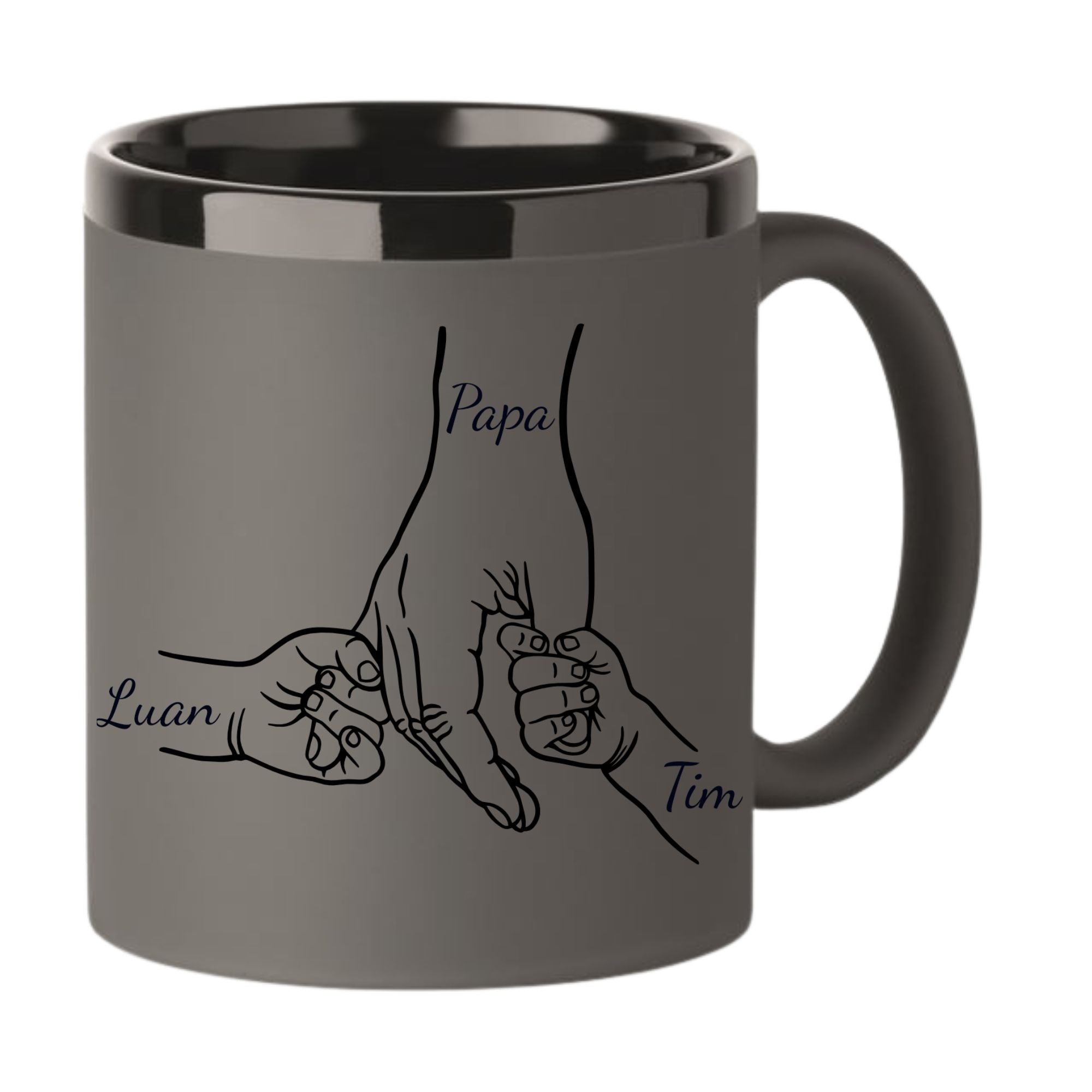 Personalisierte Papa Tasse mit Gravur und Kindernamen auf einem Holztisch, Dampf steigt auf, Geschenkidee für Papa oder Opa.