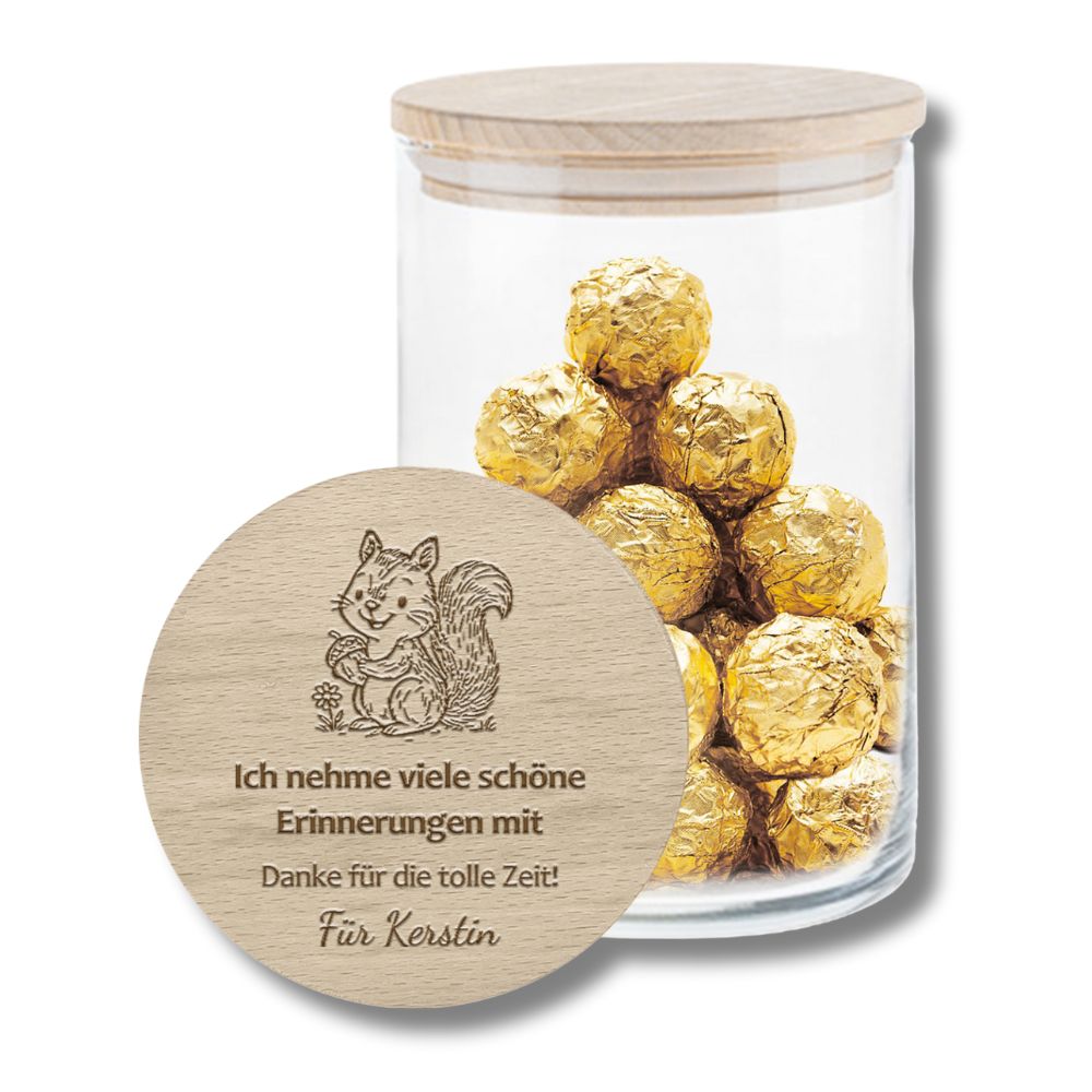 Vorratsglas mit Gravur ‚Ich nehme viele schöne Erinnerungen mit‘, befüllt mit goldenen Pralinen