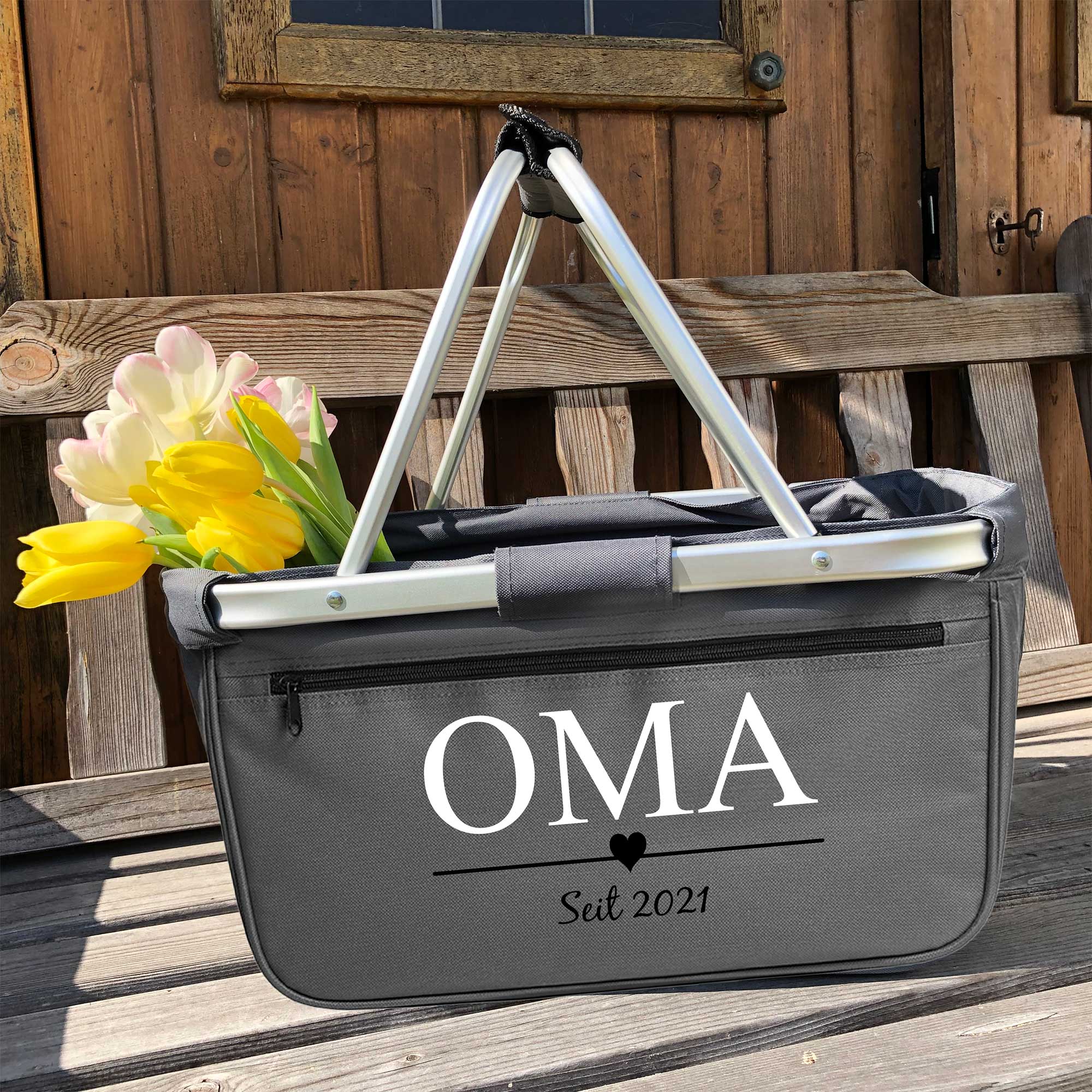 Einkaufskorb personalisiert für Oma – mit Tulpen auf Holzbank vor Häuschen