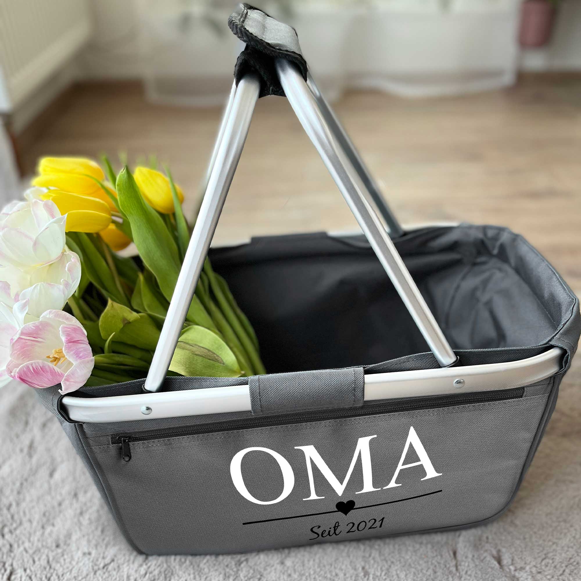 Personalisierter Einkaufskorb Oma – mit Blumen gefüllt auf Teppichboden