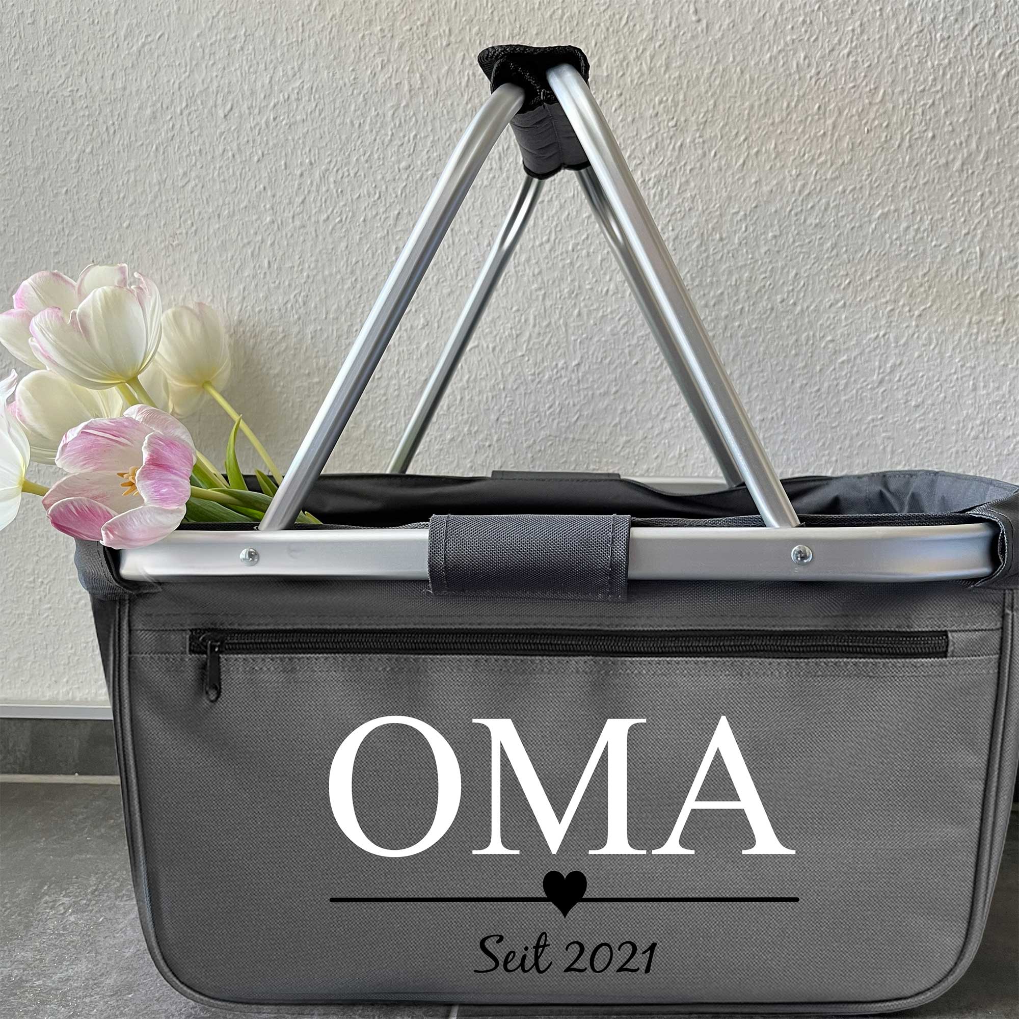 Personalisierter Einkaufskorb für Oma – mit Tulpen im modernen Flur