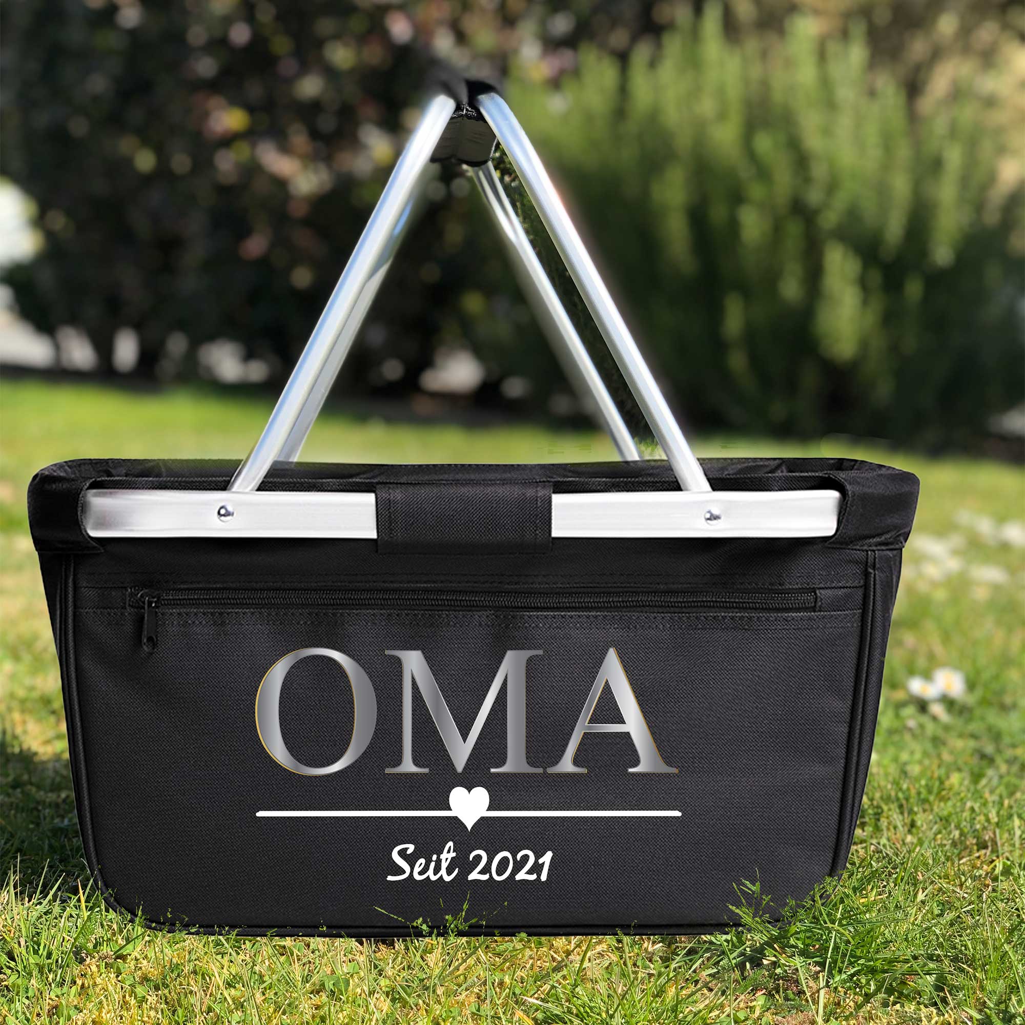Schwarzer personalisierter Einkaufskorb für Oma auf Wiese mit Bäumen