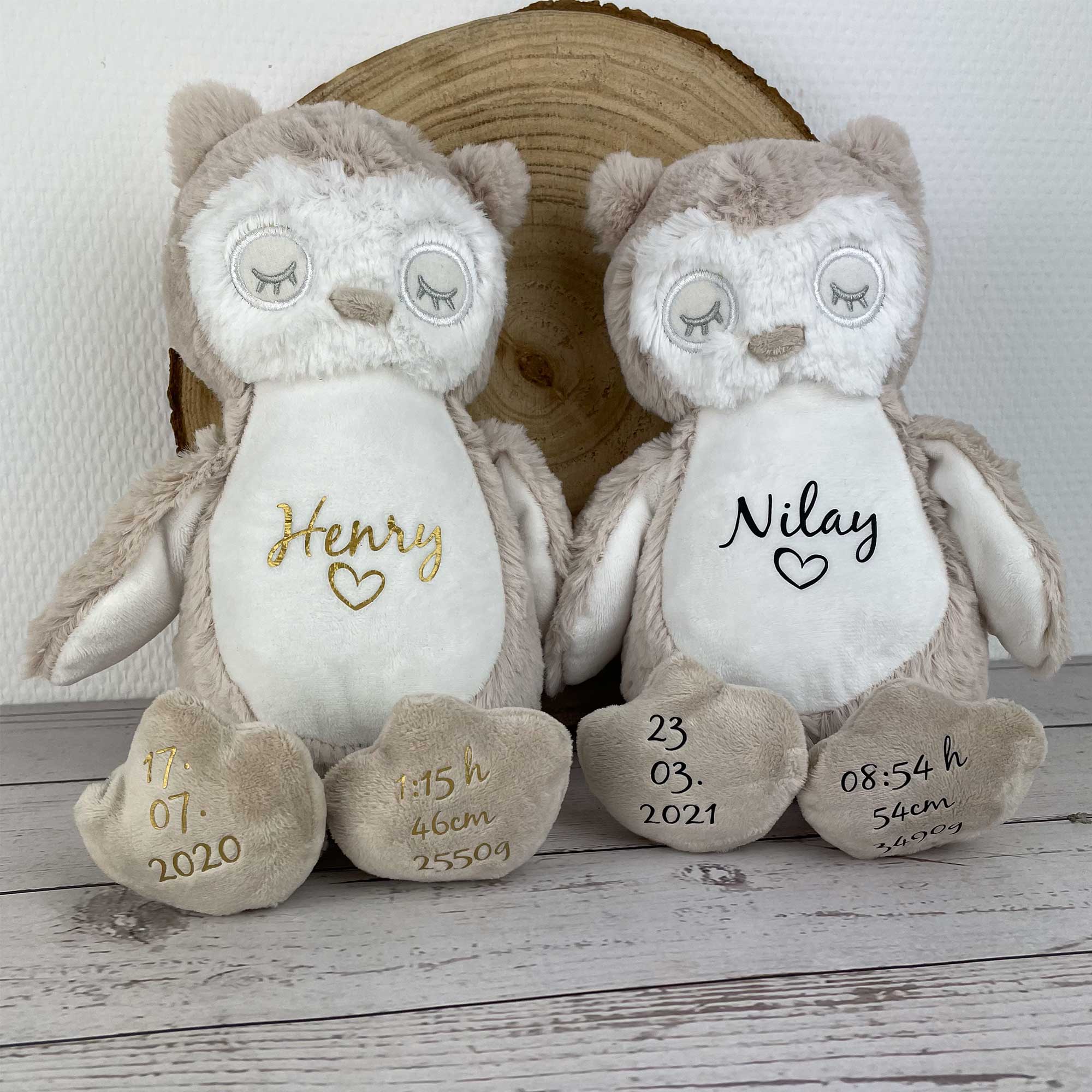 Zwei personalisierte Kuscheltiere Eulen mit Namen, Geburtsdatum, Uhrzeit, Größe und Gewicht – Geschenk zur Geburt