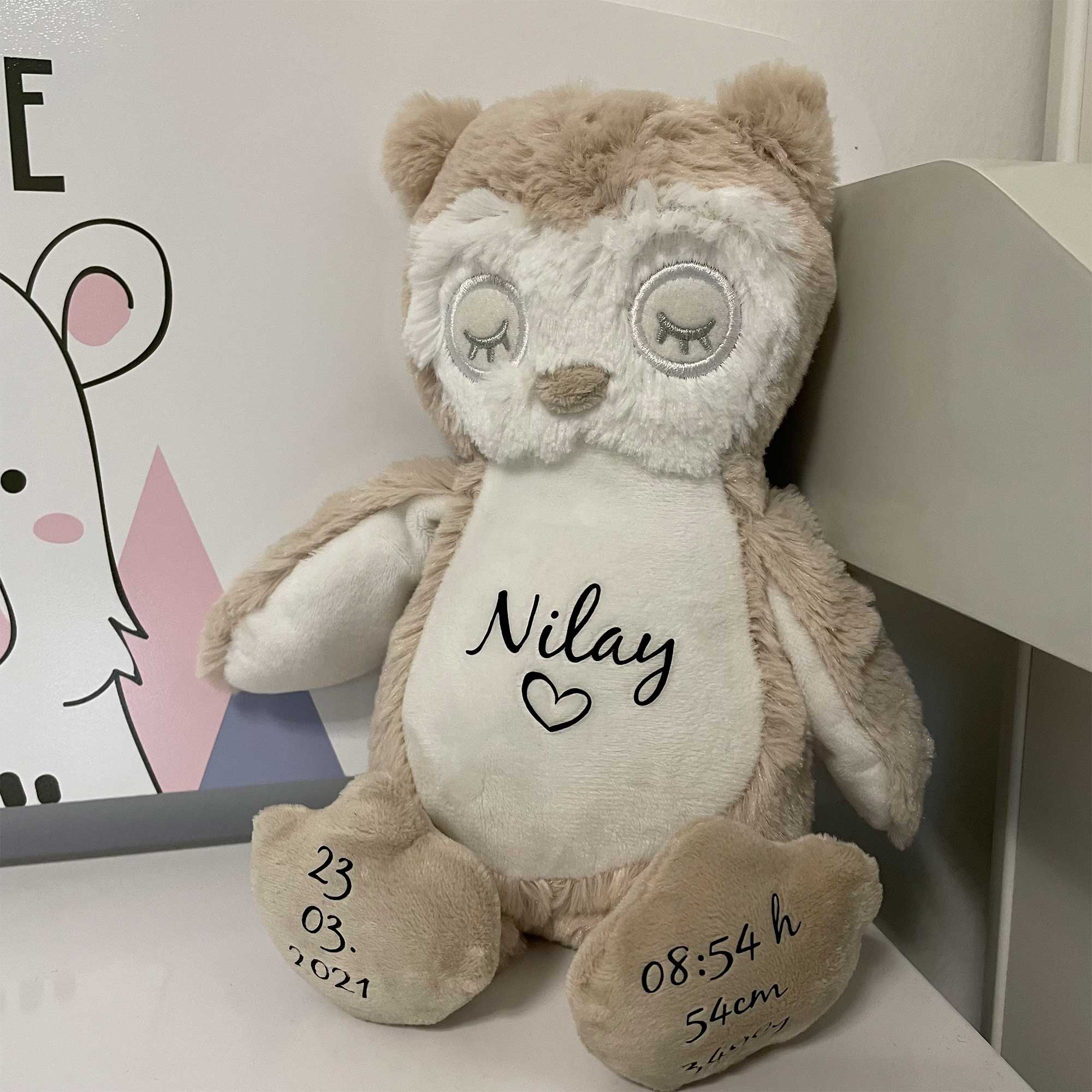 Personalisierte Eule als Kuscheltier und Deko fürs Babyzimmer – mit Namen und Geburtsdaten individuell bedruckt