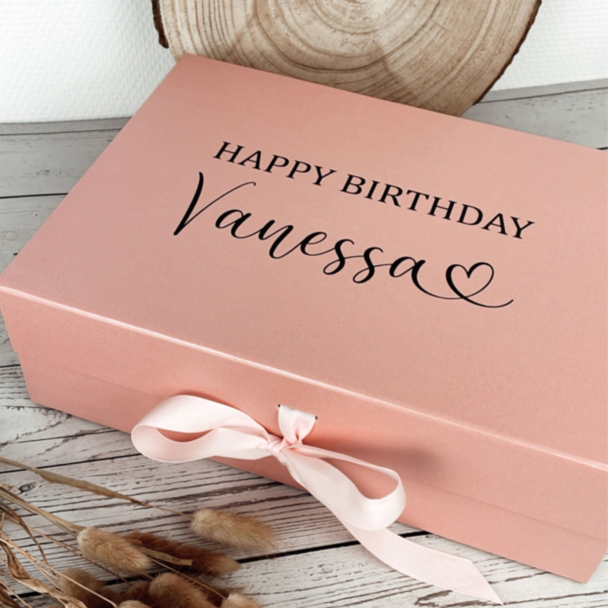 Geschenkbox in Rosa mit personalisierter Gravur und Schleife