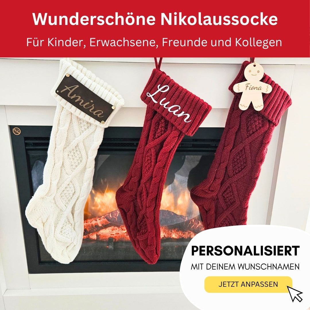 Drei personalisierte Nikolaussocken am Kamin – mit Name, Lederpatch und Holzanhänger