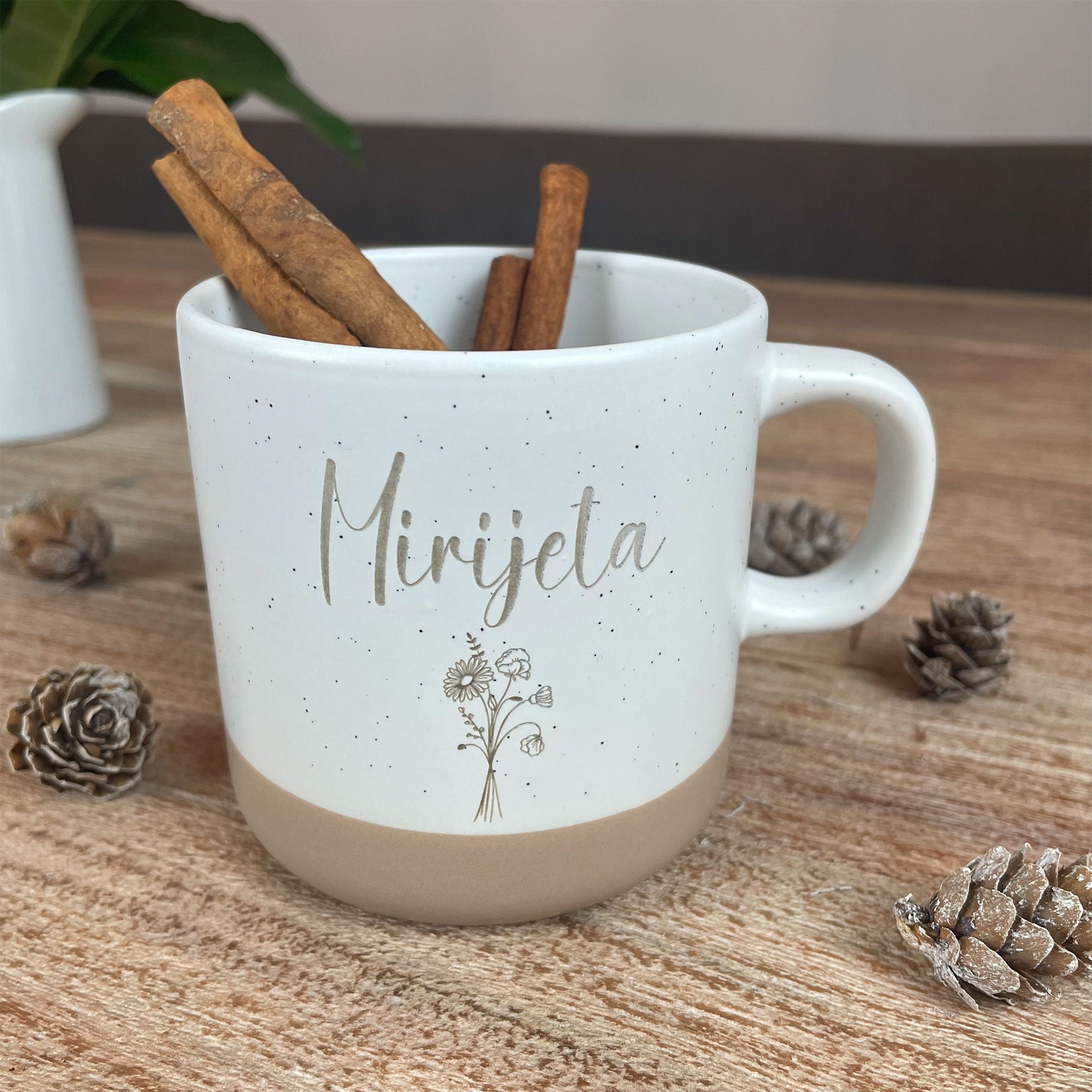 Personalisierte Teetasse – personalisierte Steingut-Tasse mit Name und Geburtsblume