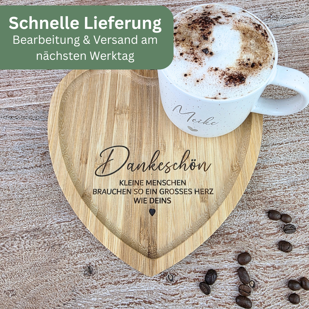 Abschiedsgeschenk Erzieherin – Personalisierte Tasse mit Namen & Herz-Tablett - KLEINE MENSCHEN BRAUCHEN SO EIN GROSSES HERZ WIE DEINS