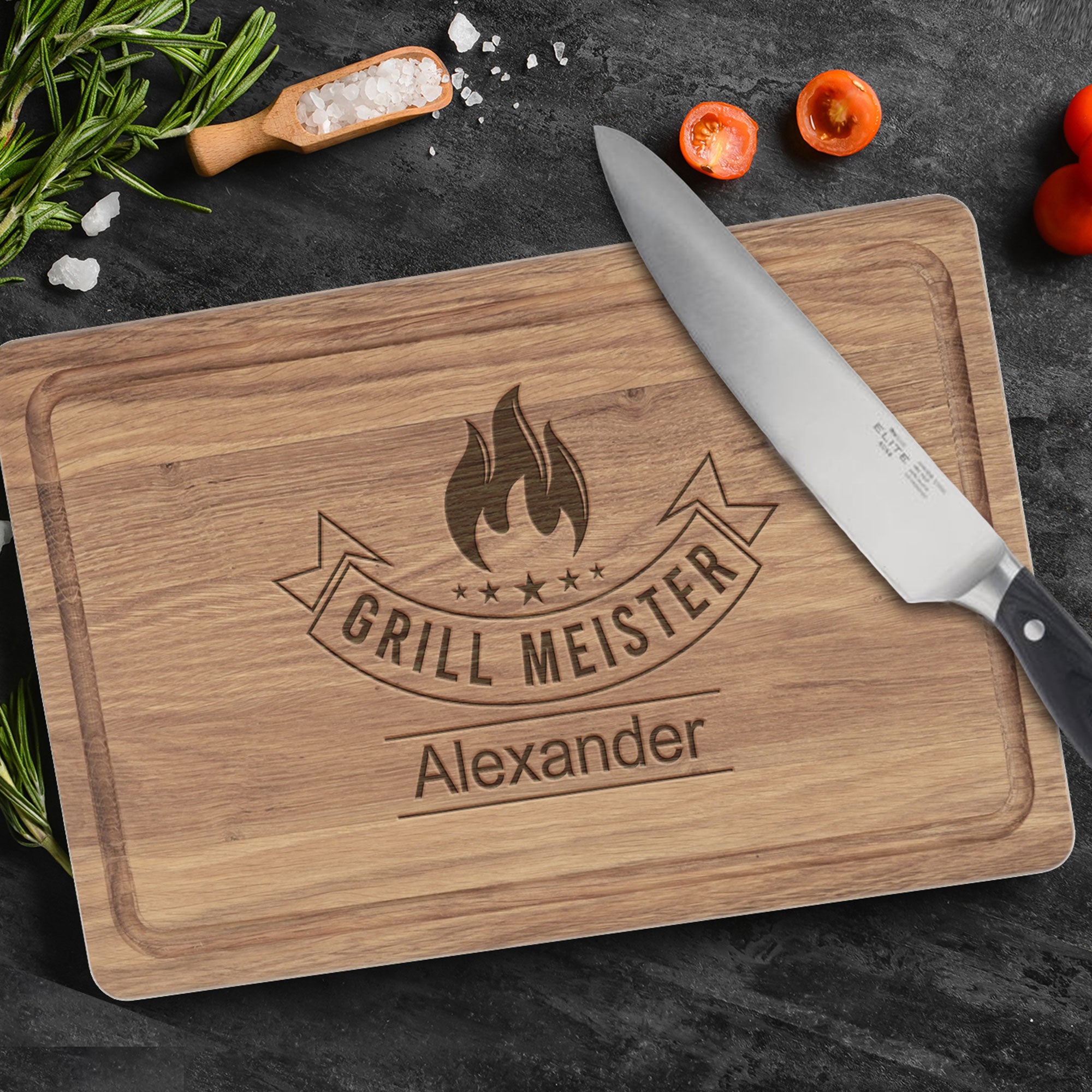Grillgeschenk für Männer: Schneidebrett mit Gravur aus geöltem Eichenholz mit Saftrille