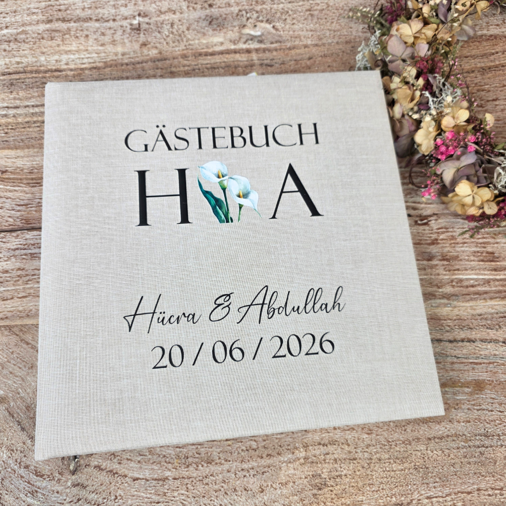 Personalisiertes Hochzeitsgästebuch aus echtem Leinen in der Hand gehalten zur Darstellung der hochwertigen Verarbeitung.